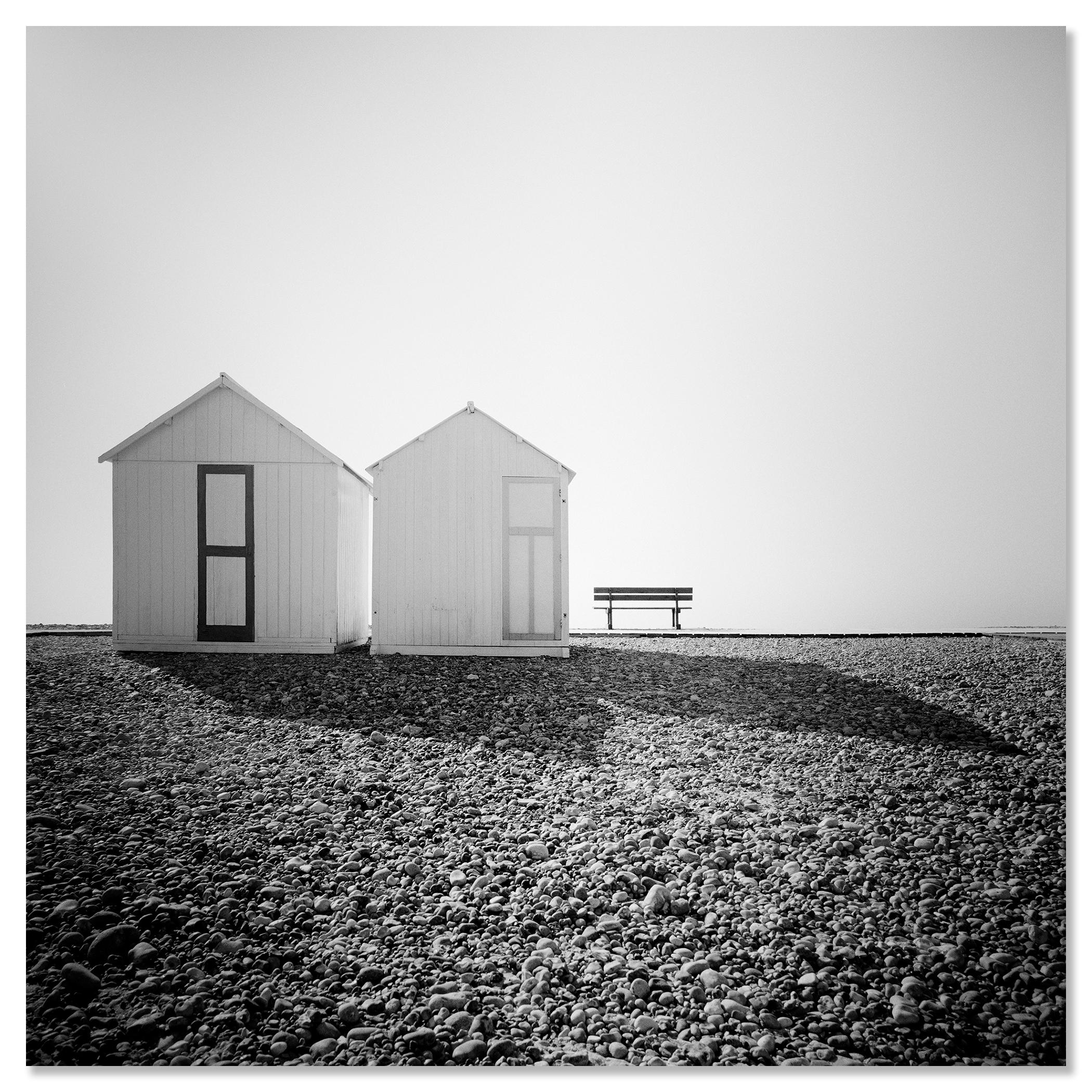 Beach Huts, stiller Morgen, minimalistische Schwarz-Weiß-Fotografie, Landschaft im Angebot 3