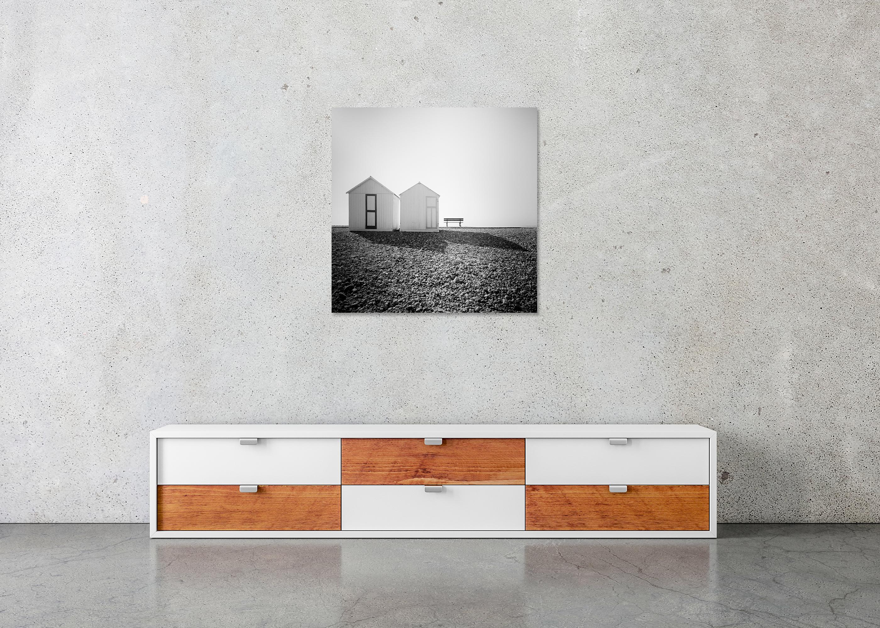 Beach Huts, stiller Morgen, minimalistische Schwarz-Weiß-Fotografie, Landschaft im Angebot 4