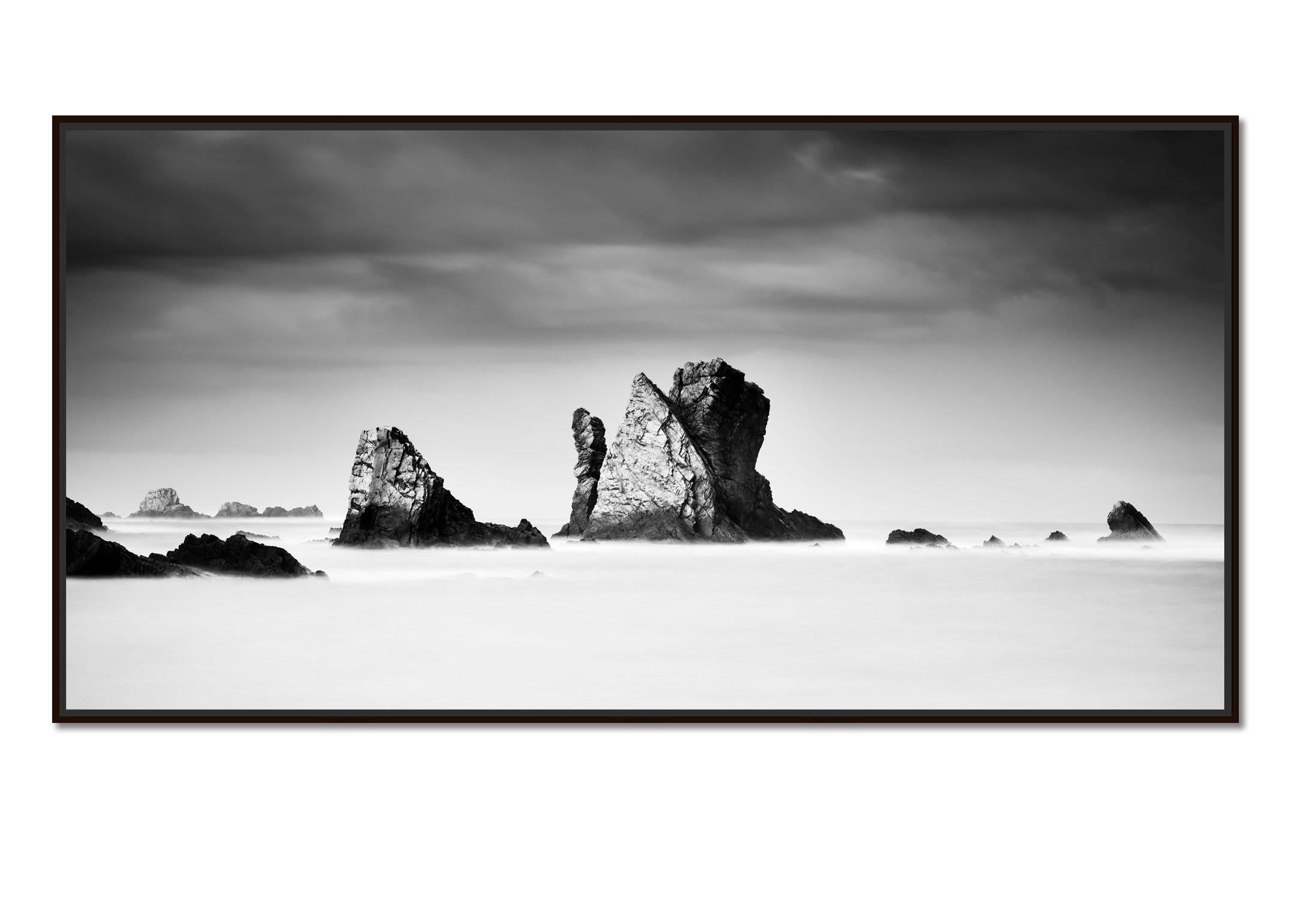 Spiaggia di Silencio, Rocce giganti, Oceano Atlantico, foto paesaggio in bianco e nero - Photograph di Gerald Berghammer