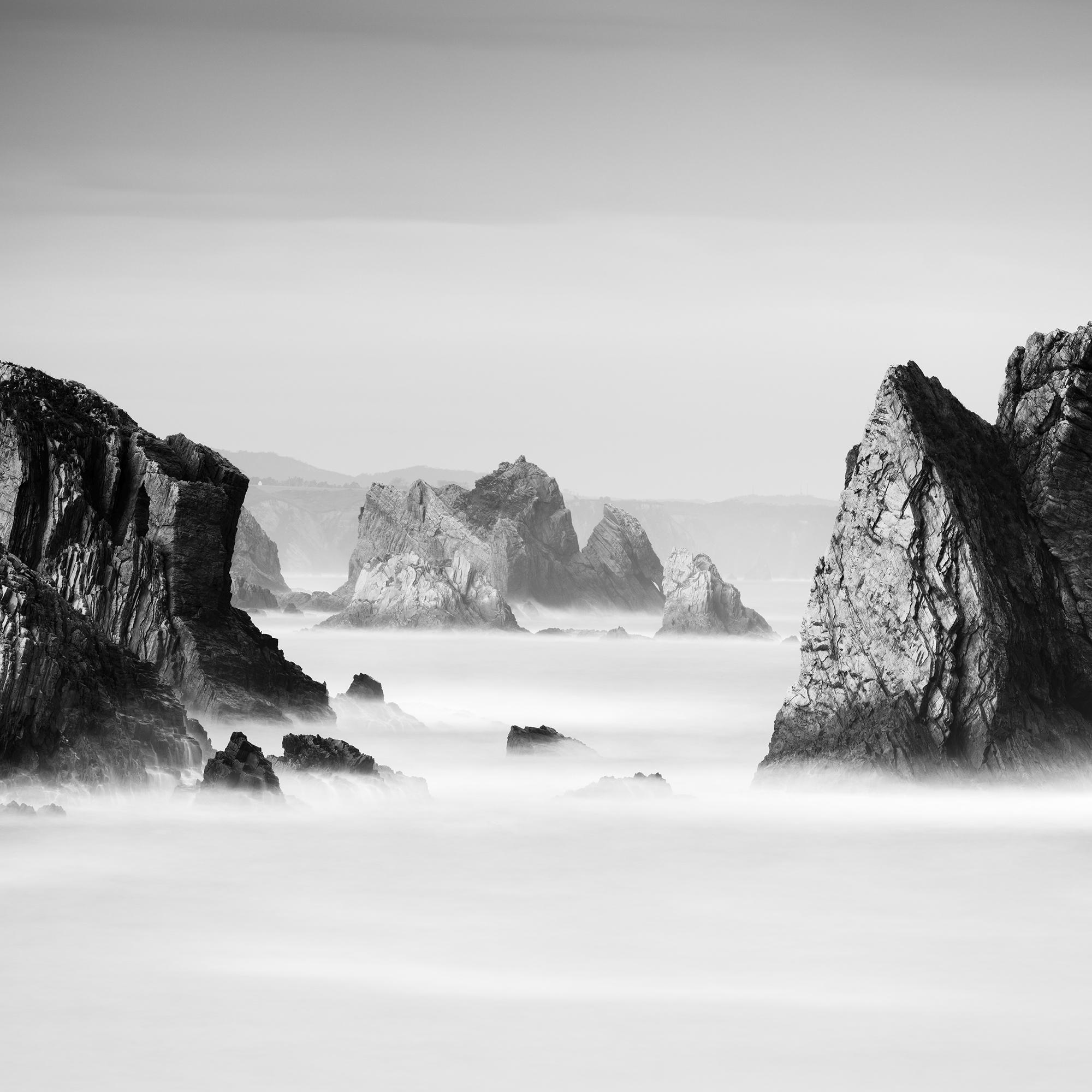 Beach of Silencio, photographie de paysage marin monochrome, tirage en édition limitée en vente 7