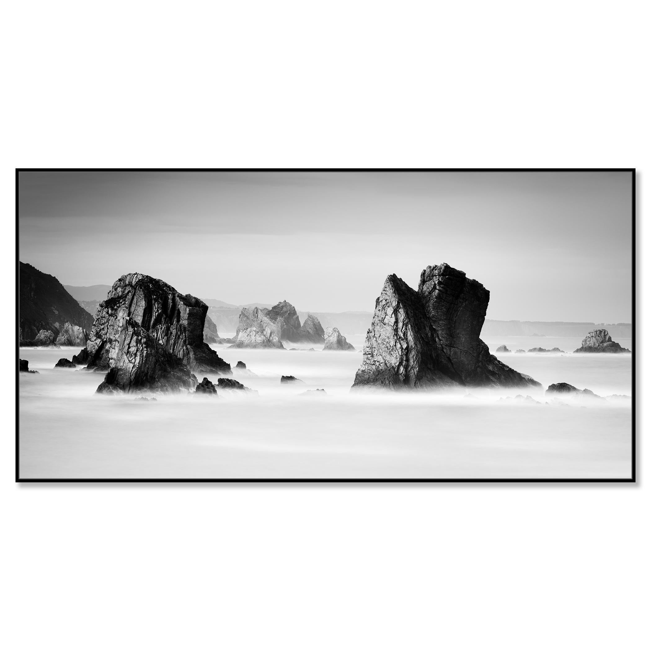 Beach of Silencio, photographie de paysage marin monochrome, tirage en édition limitée - Photograph de Gerald Berghammer