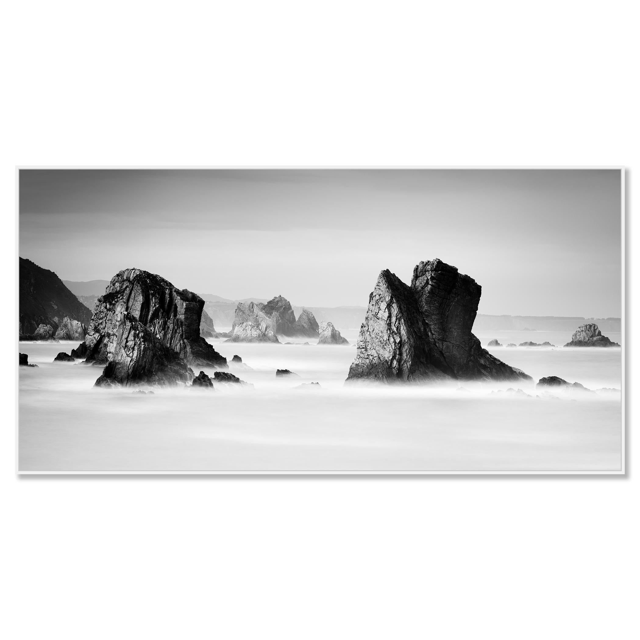 Beach of Silencio, photographie de paysage marin monochrome, tirage en édition limitée - Contemporain Photograph par Gerald Berghammer