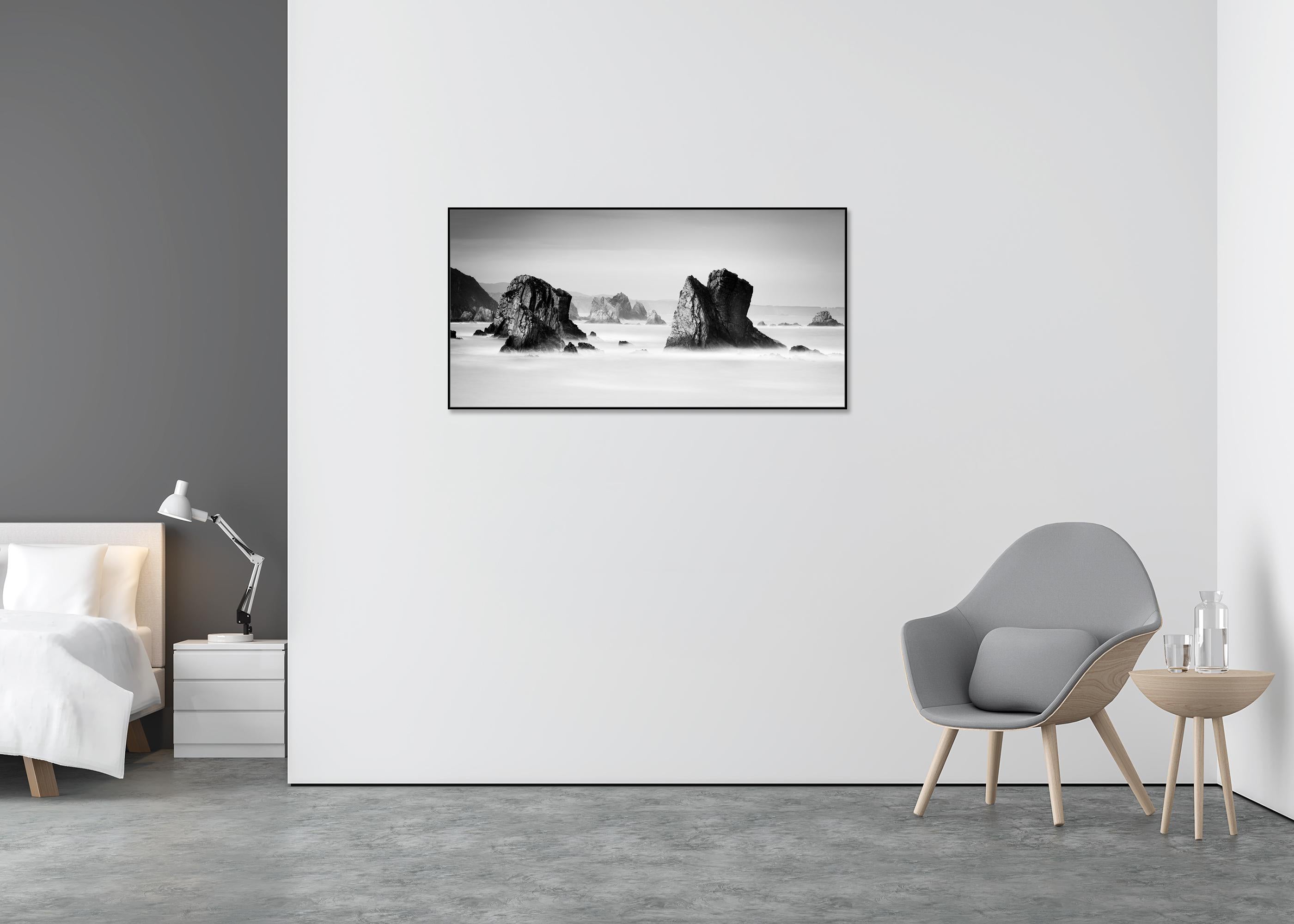 Beach of Silencio, photographie de paysage marin monochrome, tirage en édition limitée - Gris Landscape Photograph par Gerald Berghammer
