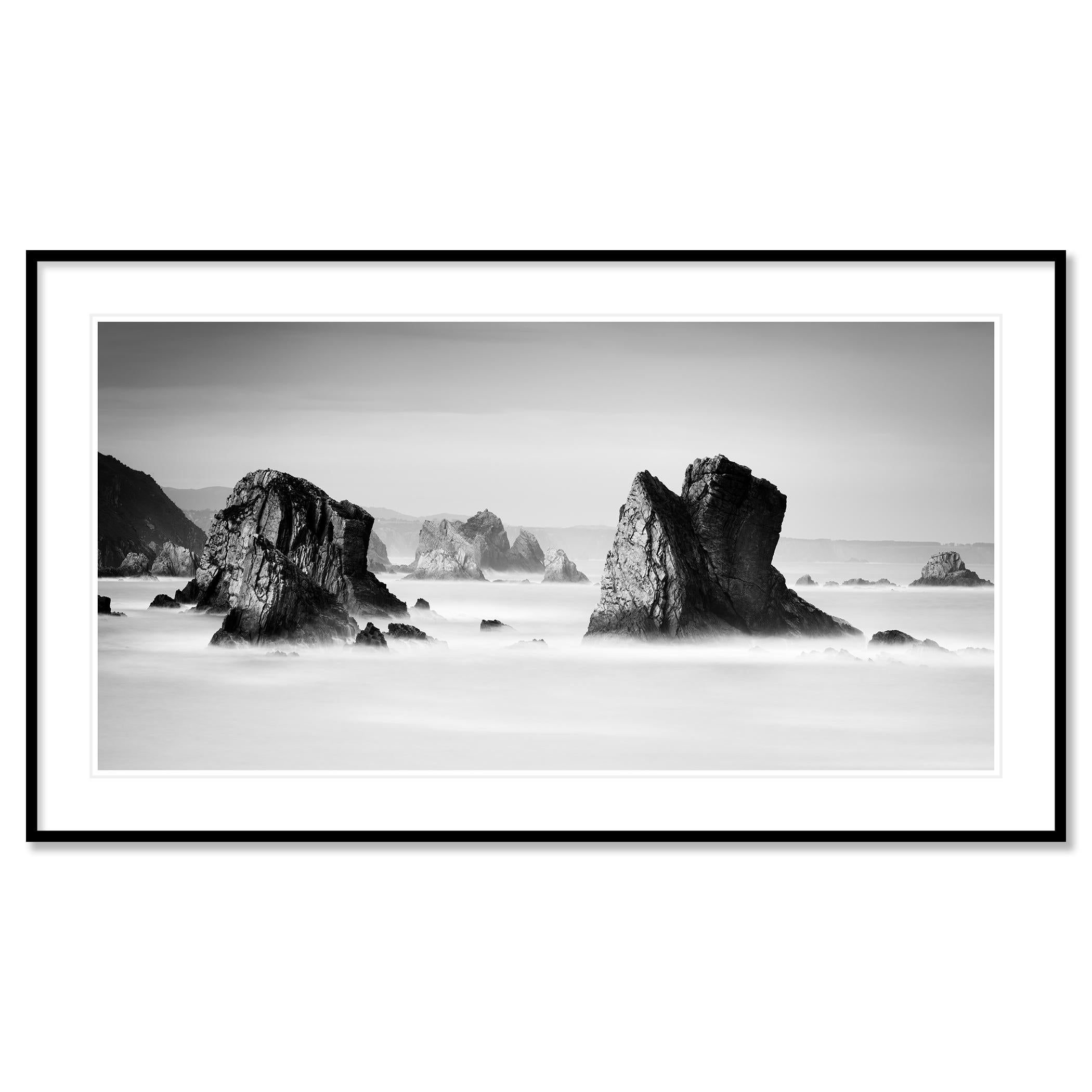 Photographie d'art en noir et blanc, longue exposition, paysage aquatique - paysage. Tirage à l'encre pigmentaire d'archives faisant partie d'une édition limitée à 7 exemplaires. Tous les tirages de Gerald Berghammer sont réalisés sur commande en
