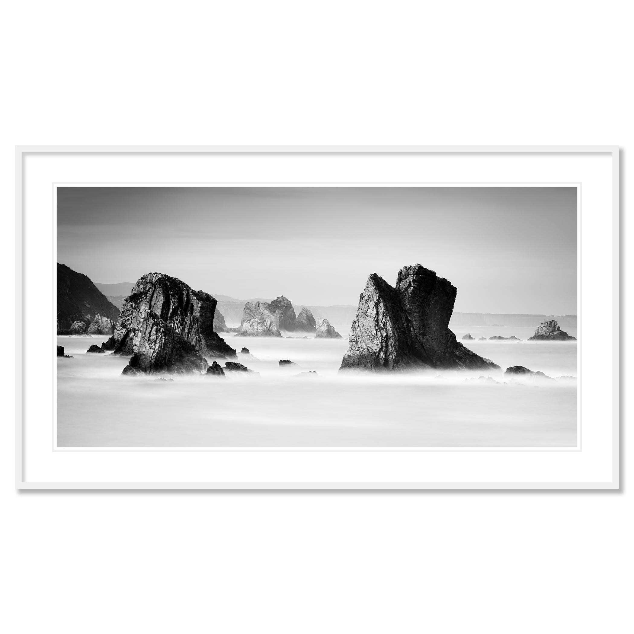 Beach of Silencio, photographie de paysage marin monochrome, tirage en édition limitée en vente 1