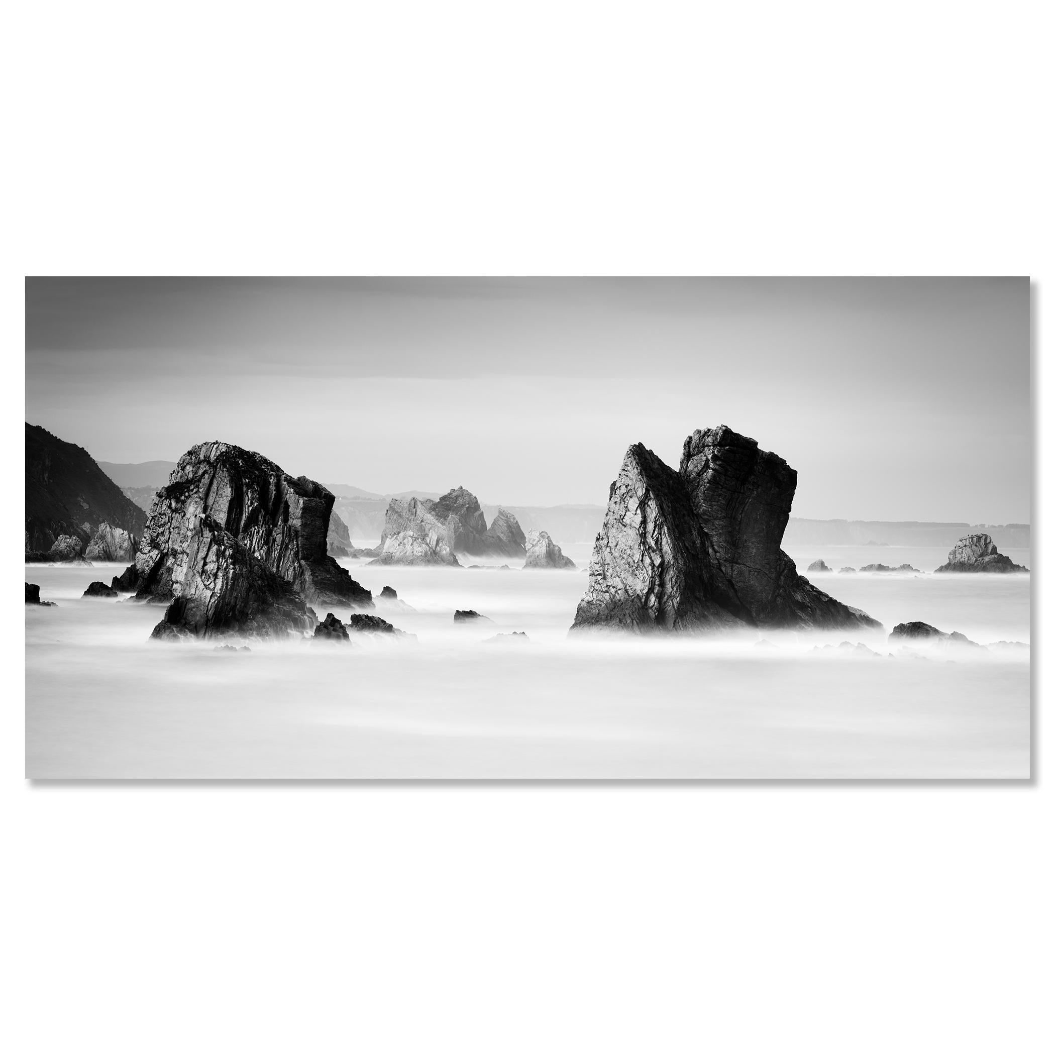 Beach of Silencio, photographie de paysage marin monochrome, tirage en édition limitée en vente 3