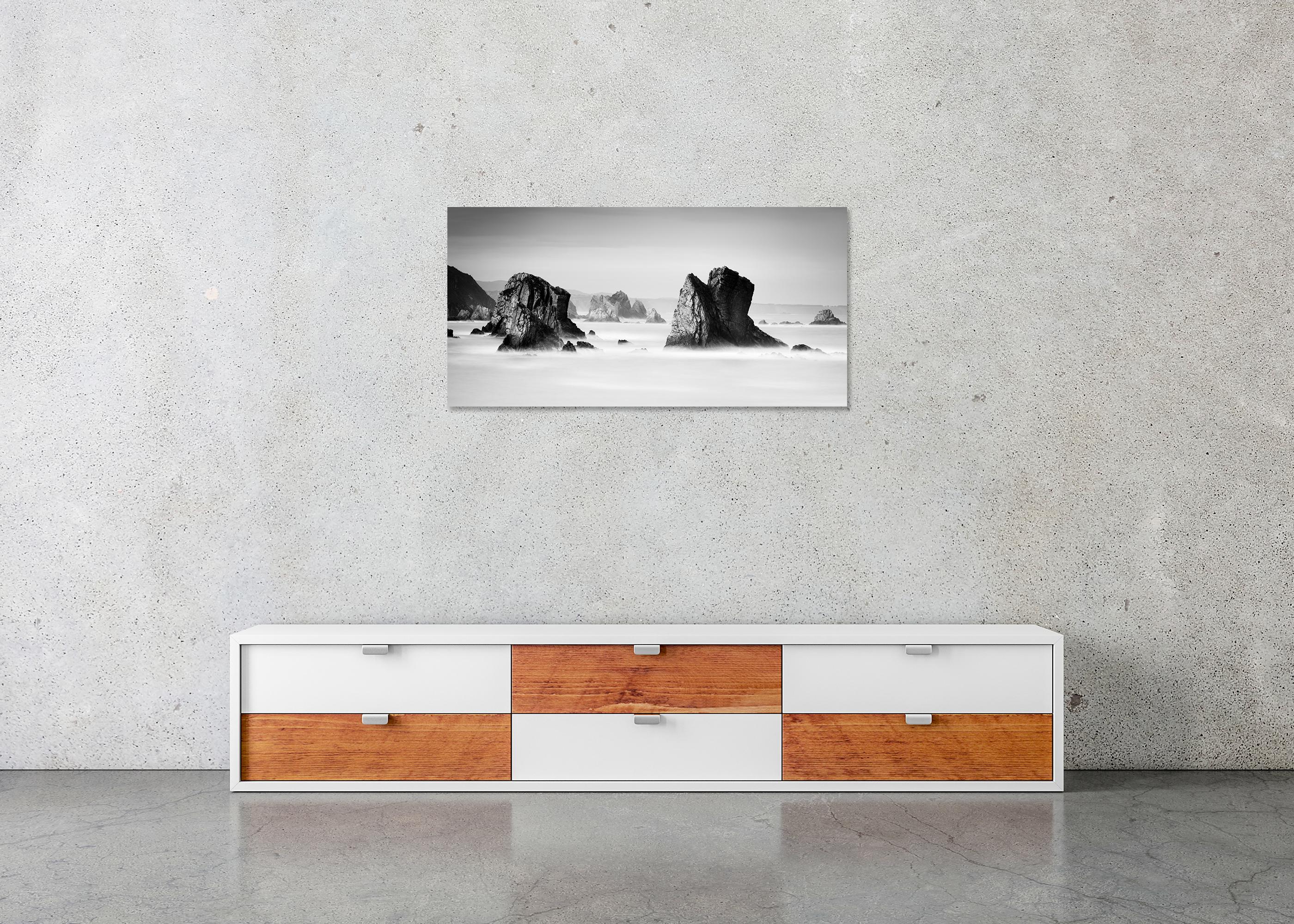 Beach of Silencio, photographie de paysage marin monochrome, tirage en édition limitée en vente 4
