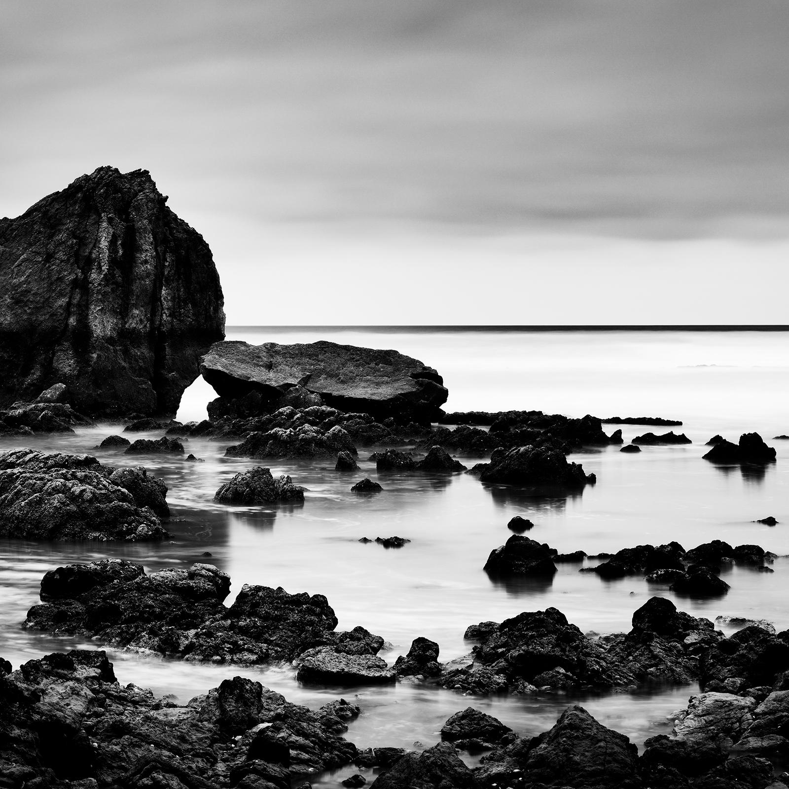 Roca de playa, piedras gigantes, costa, fotografía en blanco y negro, edición limitada en venta 5