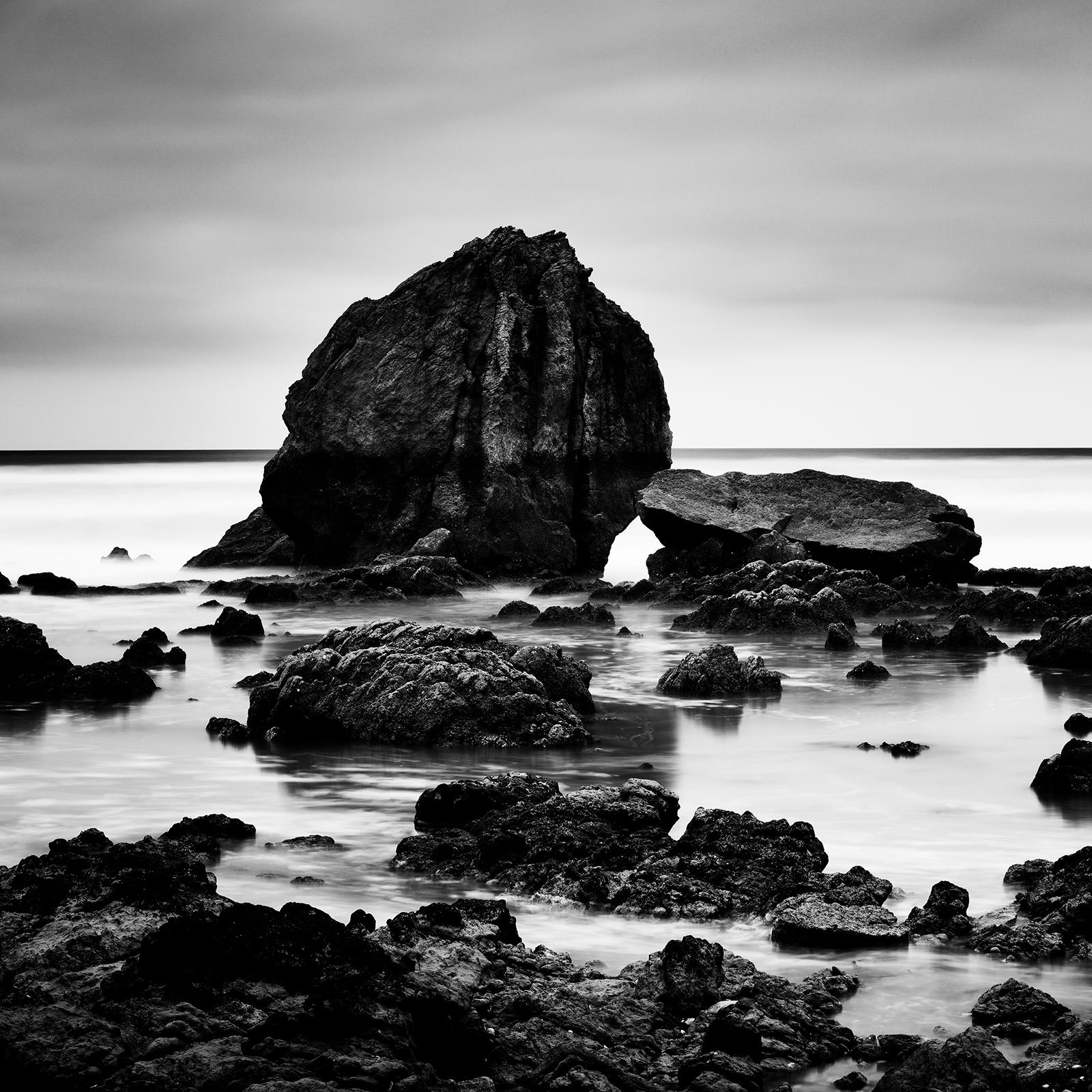 Roca de playa, piedras gigantes, costa, fotografía en blanco y negro, edición limitada en venta 3