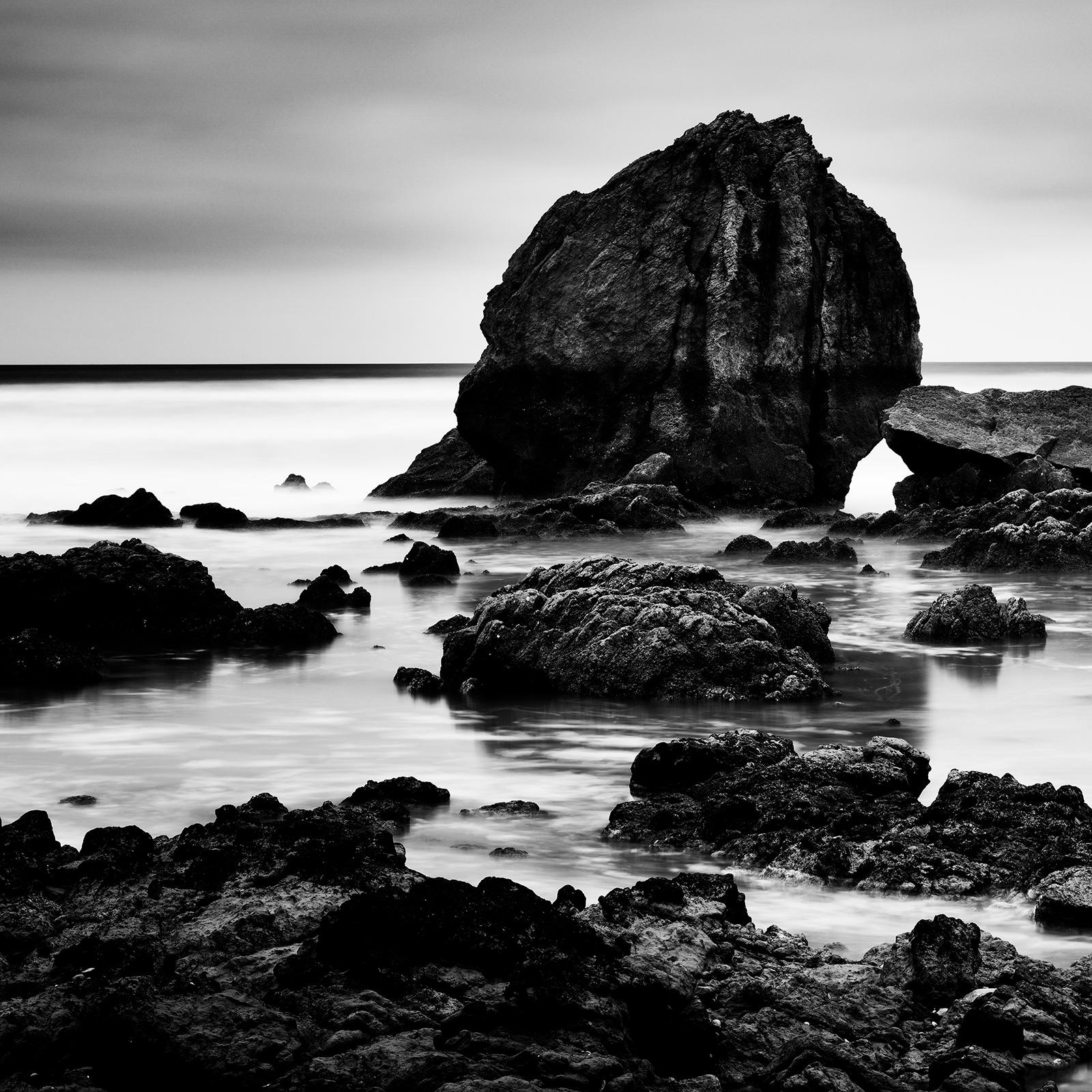 Roca de playa, piedras gigantes, costa, fotografía en blanco y negro, edición limitada en venta 4