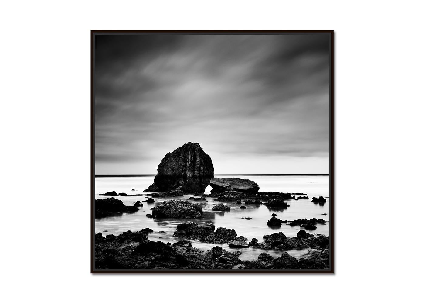 Roca de playa, piedras gigantes, costa, fotografía en blanco y negro, edición limitada - Photograph de Gerald Berghammer