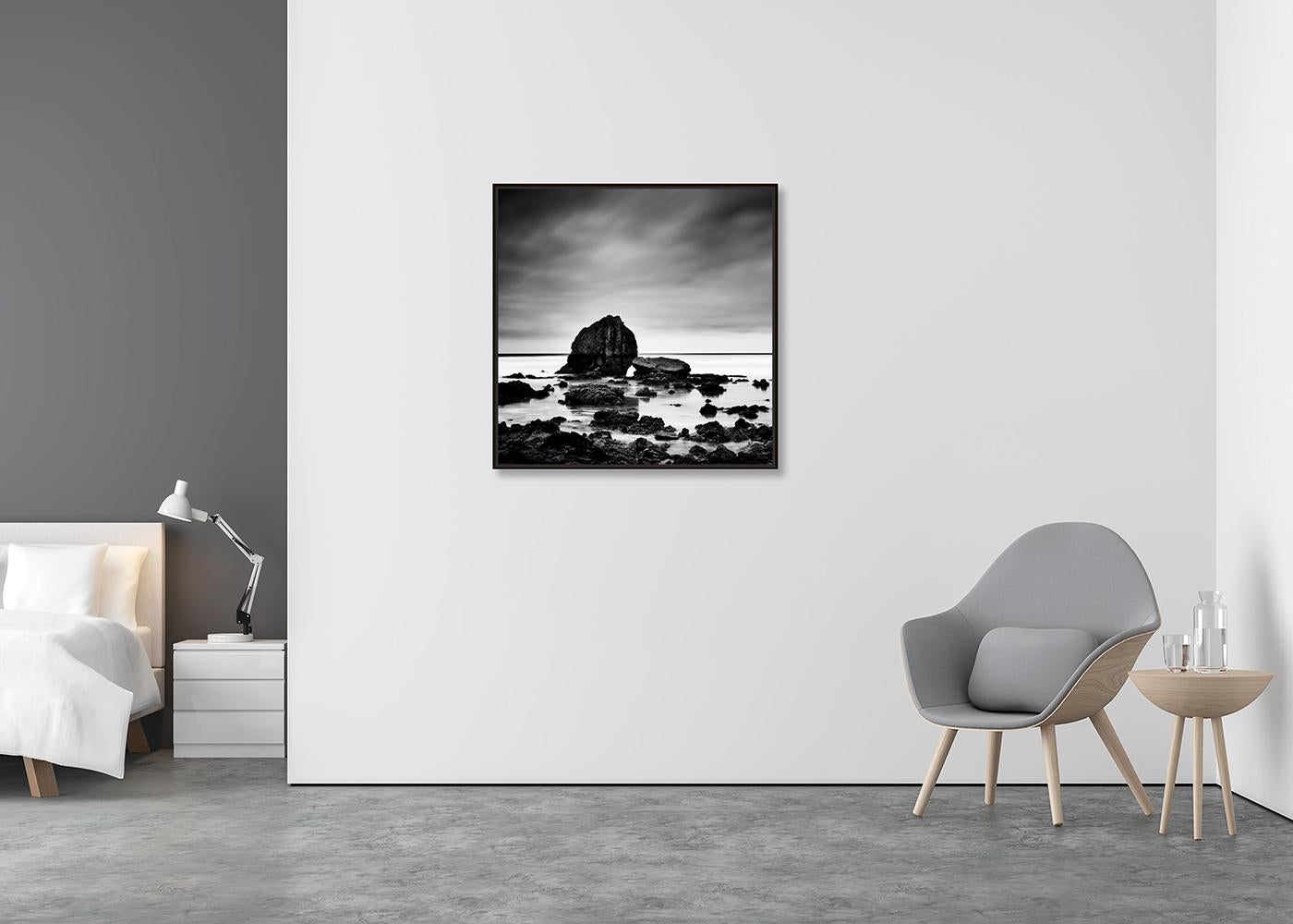 Roca de playa, piedras gigantes, costa, fotografía en blanco y negro, edición limitada - Photograph Contemporáneo de Gerald Berghammer