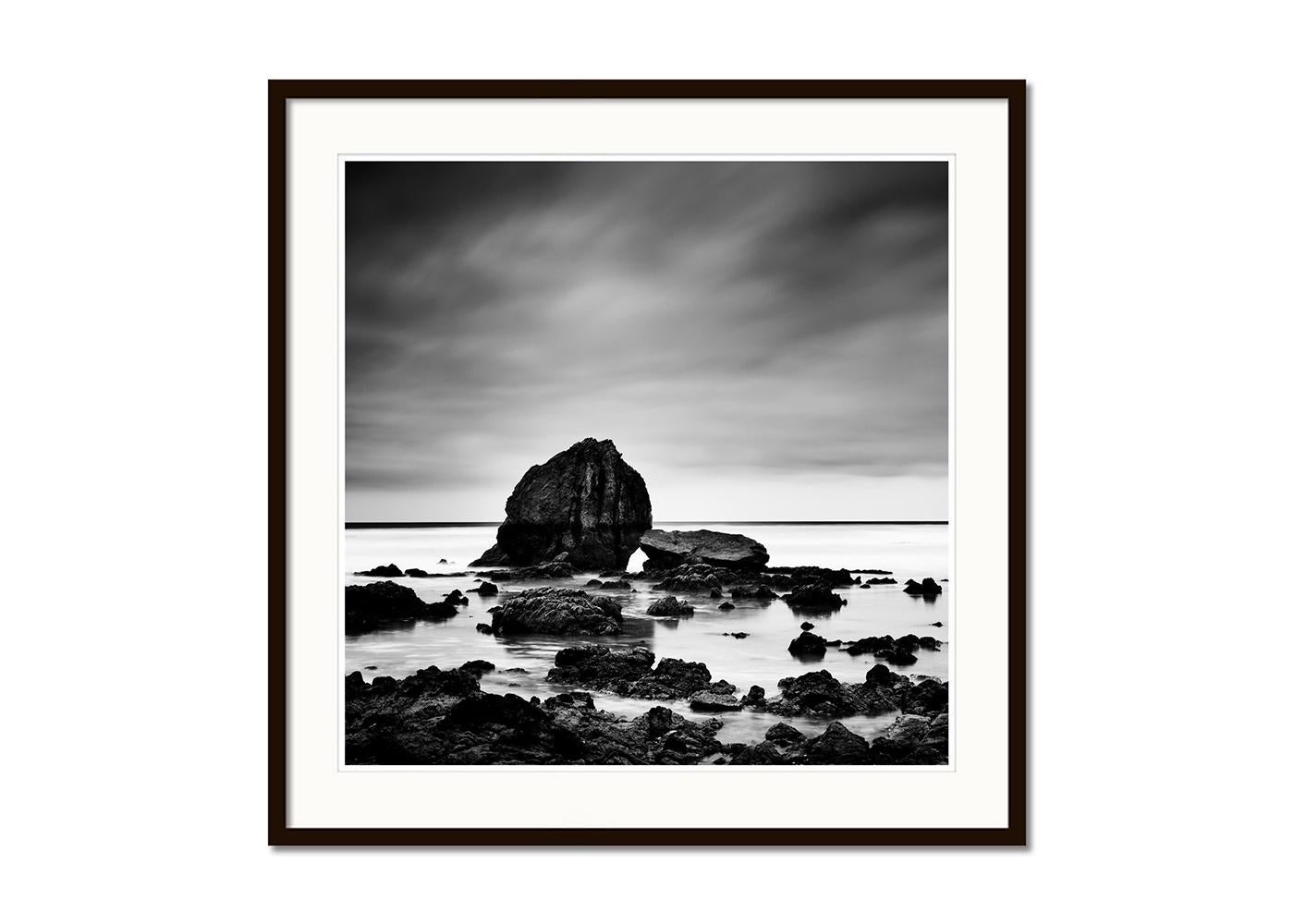 Roca de playa, piedras gigantes, costa, fotografía en blanco y negro, edición limitada - Landscape Photograph Negro de Gerald Berghammer