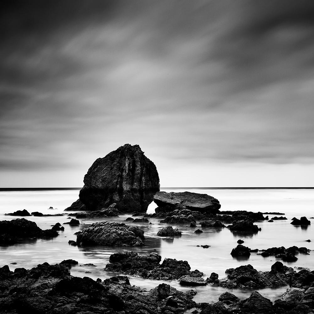 Landscape Photograph de Gerald Berghammer - Roca de playa, piedras gigantes, costa, fotografía en blanco y negro, edición limitada