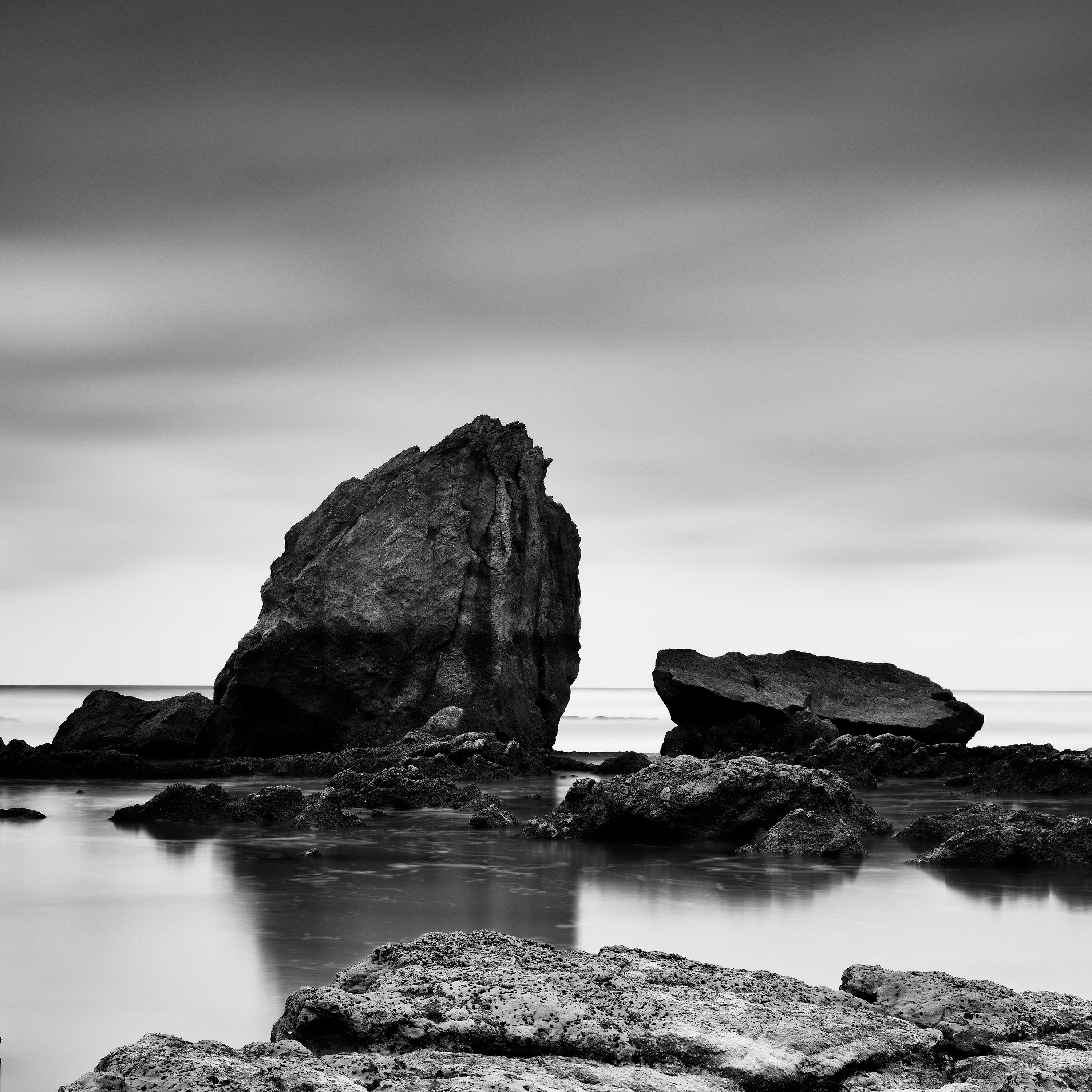 Panorama de rochers de plage, rivage, France, photographie de paysage en noir et blanc en vente 3