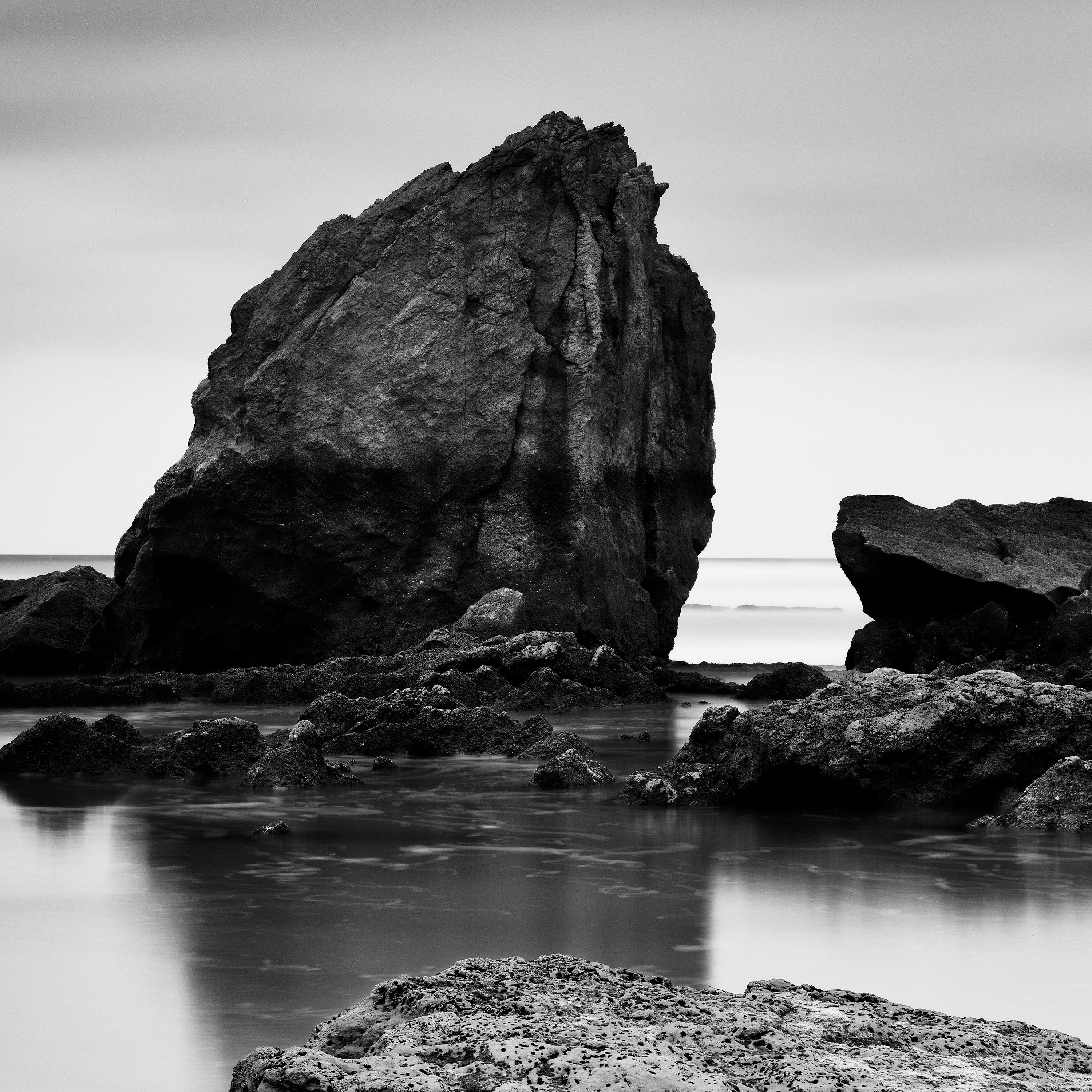 Panorama de rochers de plage, rivage, France, photographie de paysage en noir et blanc en vente 4