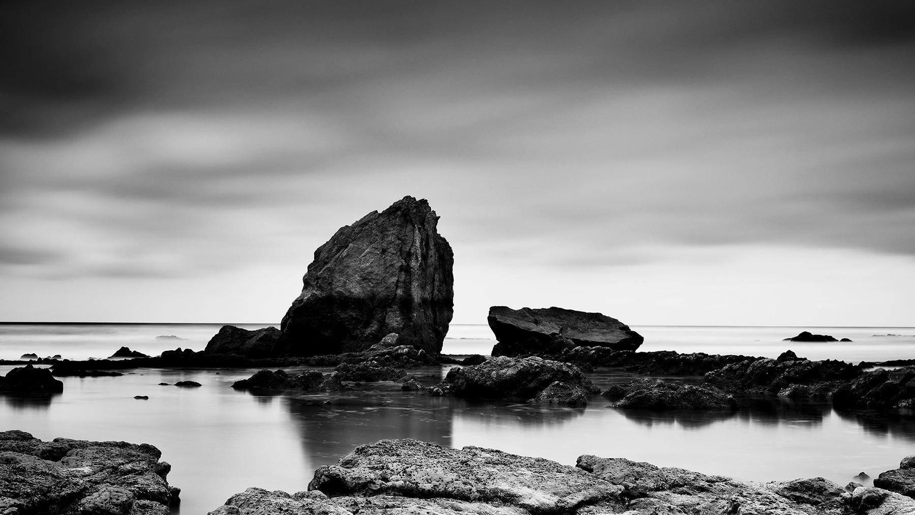 Gerald Berghammer Black and White Photograph – Beach Rock Panorama, Shoreline, Frankreich, Schwarz-Weiß-Landschaftsfotografie