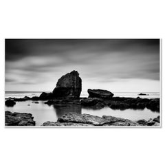 Panorama de las rocas de la playa, costa, Francia, fotografía de paisaje en blanco y negro