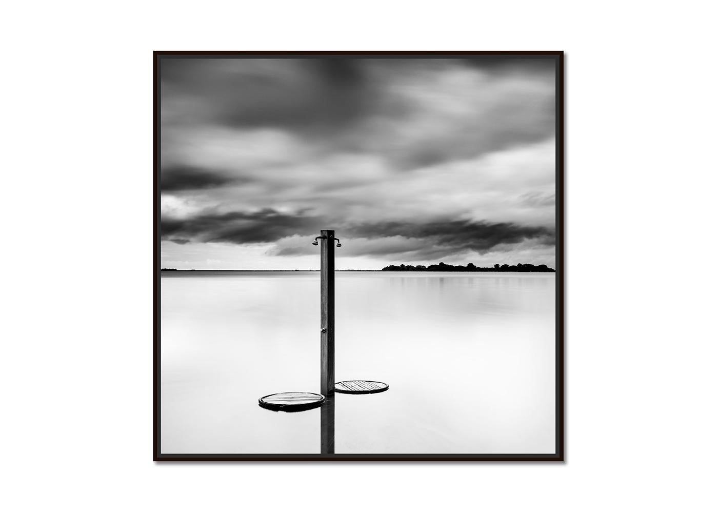 Beach Shower, Sturm, Toskana, Fotografie in limitierter Auflage, monochrome Meereslandschaft – Photograph von Gerald Berghammer