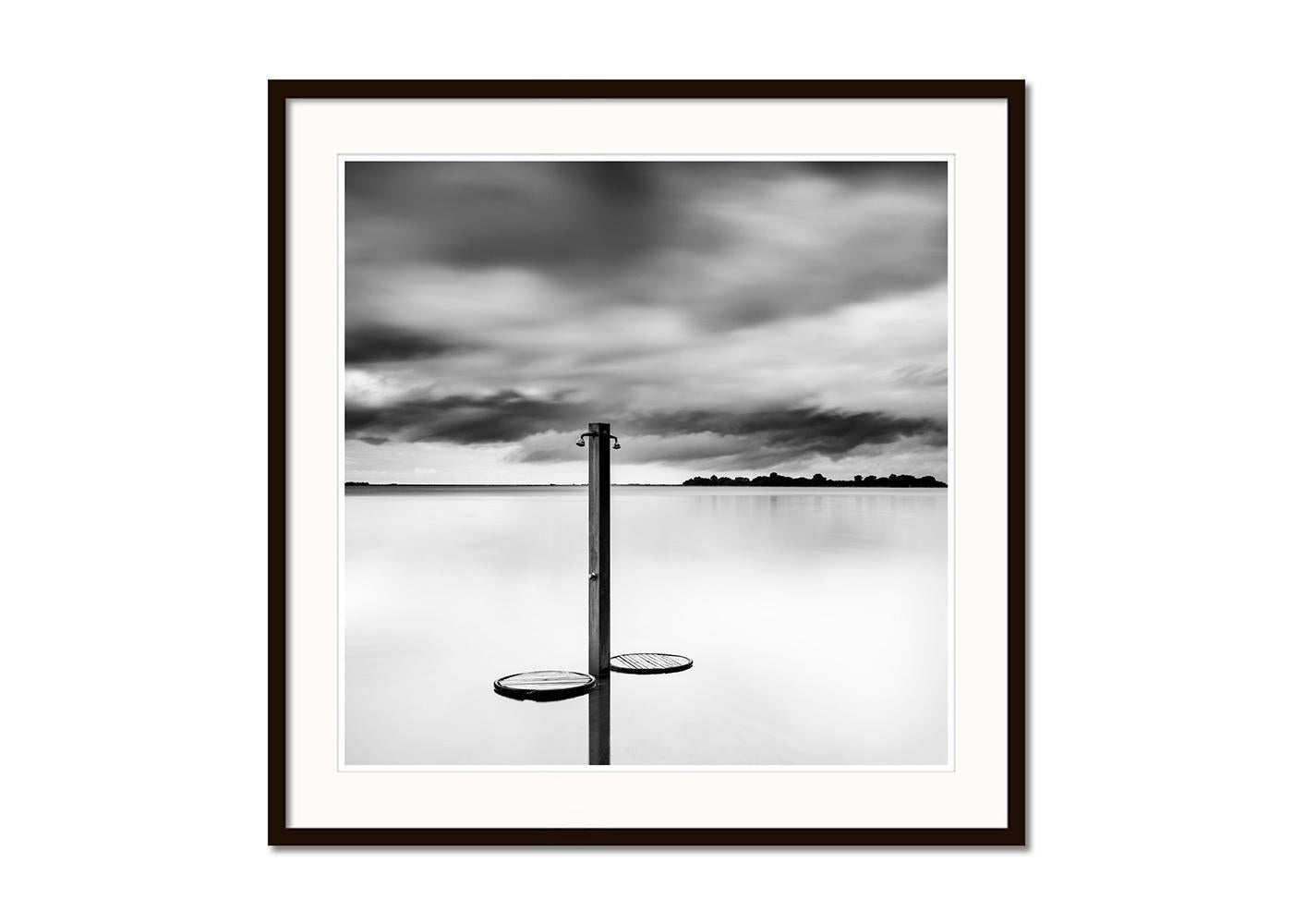 Beach Shower, Sturm, Toskana, Fotografie in limitierter Auflage, monochrome Meereslandschaft (Grau), Landscape Photograph, von Gerald Berghammer
