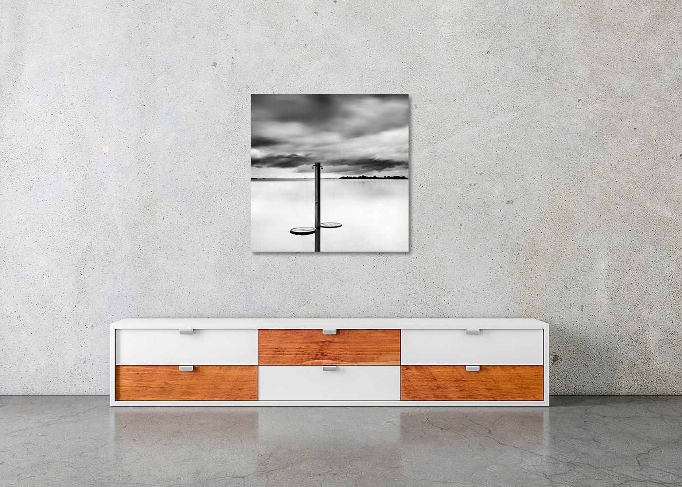 Beach Shower, Sturm, Toskana, Fotografie in limitierter Auflage, monochrome Meereslandschaft im Angebot 1
