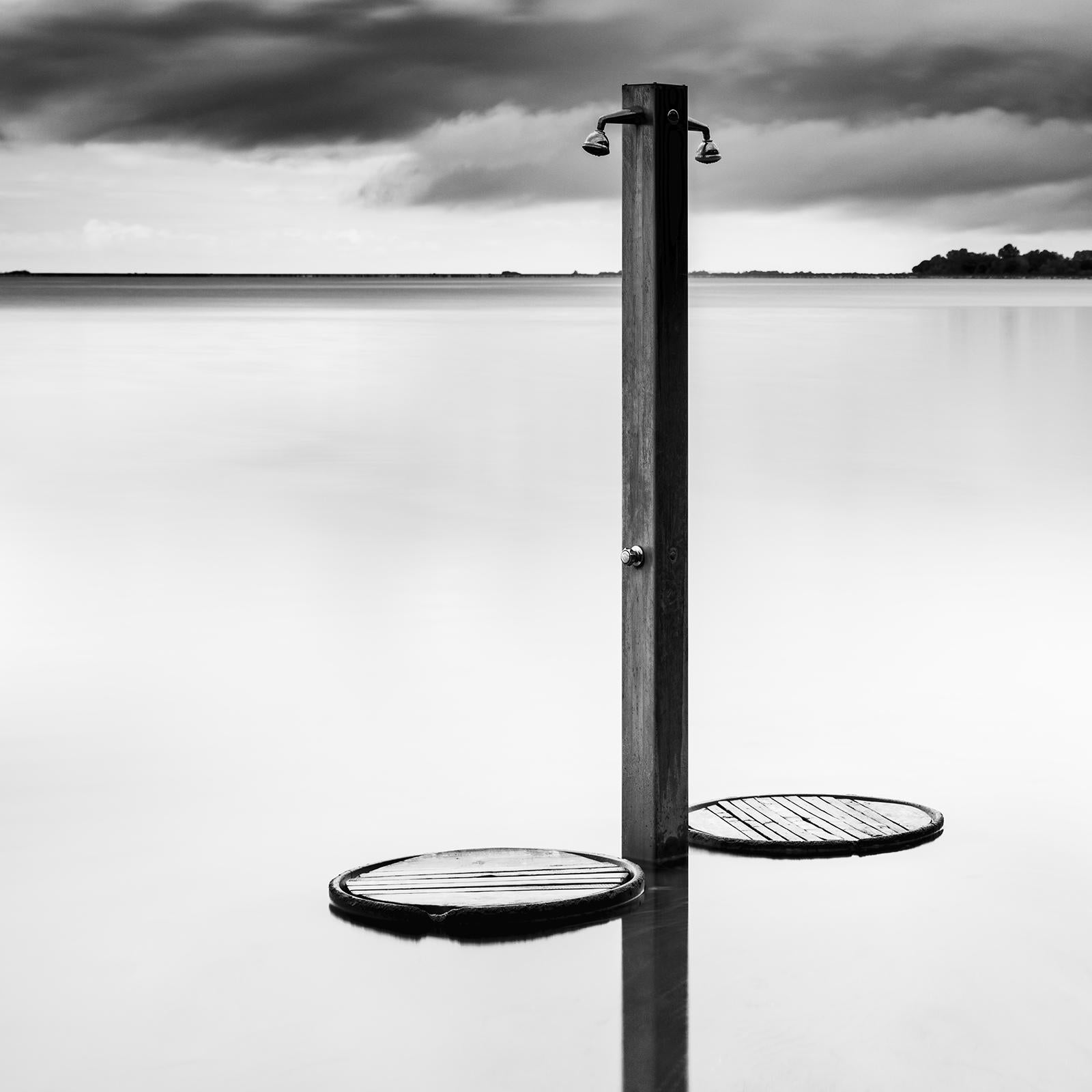 Beach Shower, Sturm, Toskana, Fotografie in limitierter Auflage, monochrome Meereslandschaft im Angebot 3