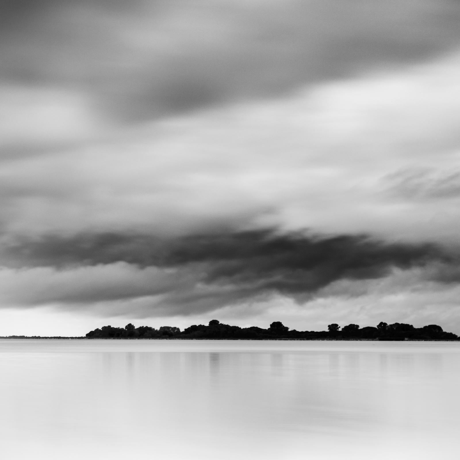 Beach Shower, Sturm, Toskana, Fotografie in limitierter Auflage, monochrome Meereslandschaft im Angebot 4