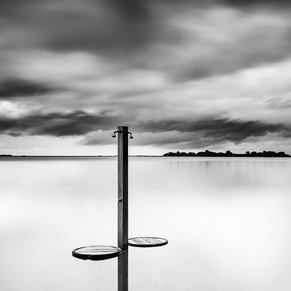 Gerald Berghammer Landscape Photograph – Beach Shower, Sturm, Toskana, Fotografie in limitierter Auflage, monochrome Meereslandschaft
