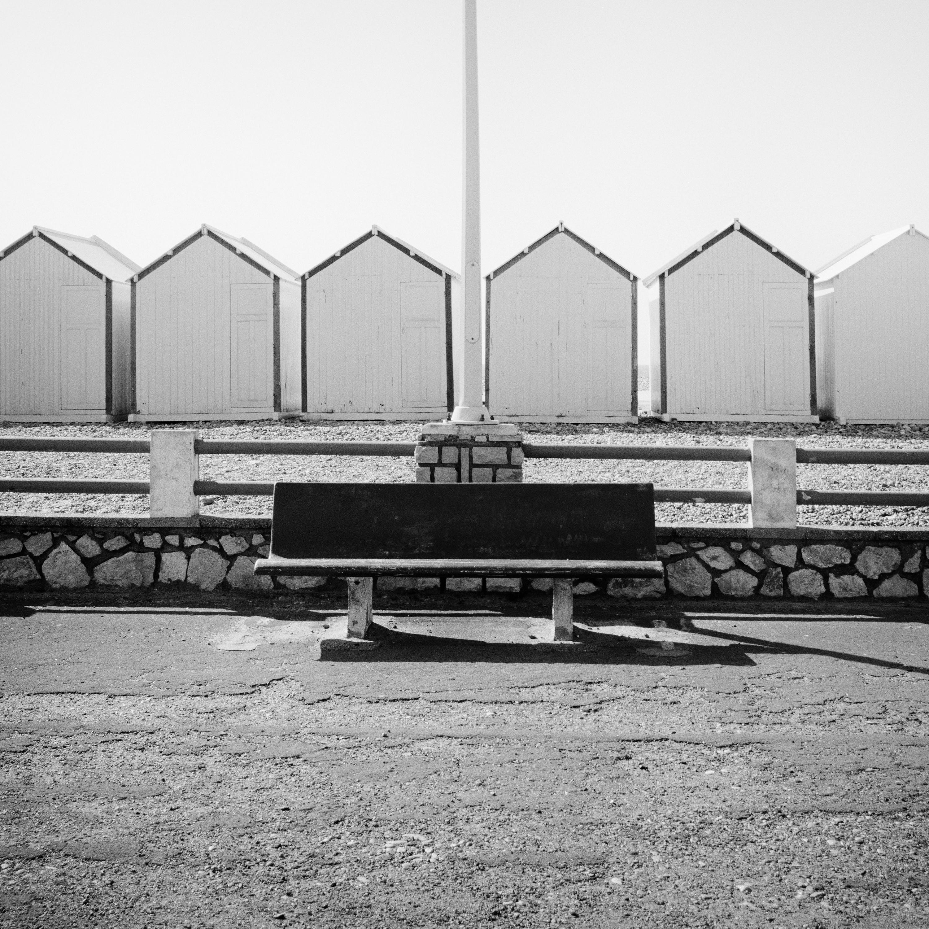 Bench on the Promenade Strandhuts Frankreich Schwarz-Weiß-Landschaftsfotografie im Angebot 3