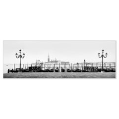 Zwischen den Lights, Gondel, Venedig, monochromes Panoramafoto, limitierte Auflage