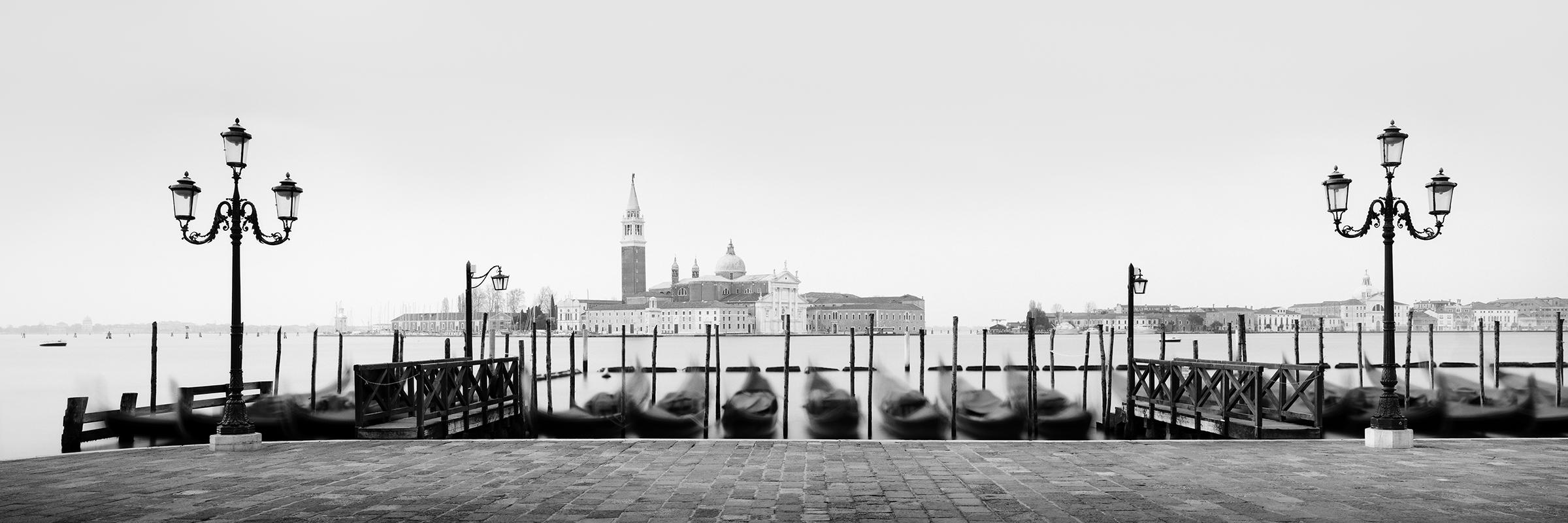 Landscape Photograph Gerald Berghammer - Between the Lights, Venice, panorama en noir et blanc, photographie de paysage urbain.
