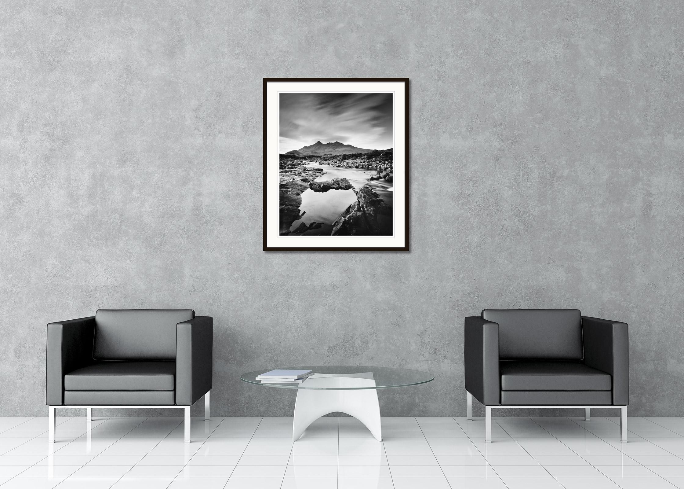 Photographie de paysage en noir et blanc Fine Art à longue exposition. Rivière avec de belles montagnes dans les Highlands d'Écosse. Épreuve à l'encre pigmentaire d'archives, édition de 5 exemplaires. Signée, titrée, datée et numérotée par