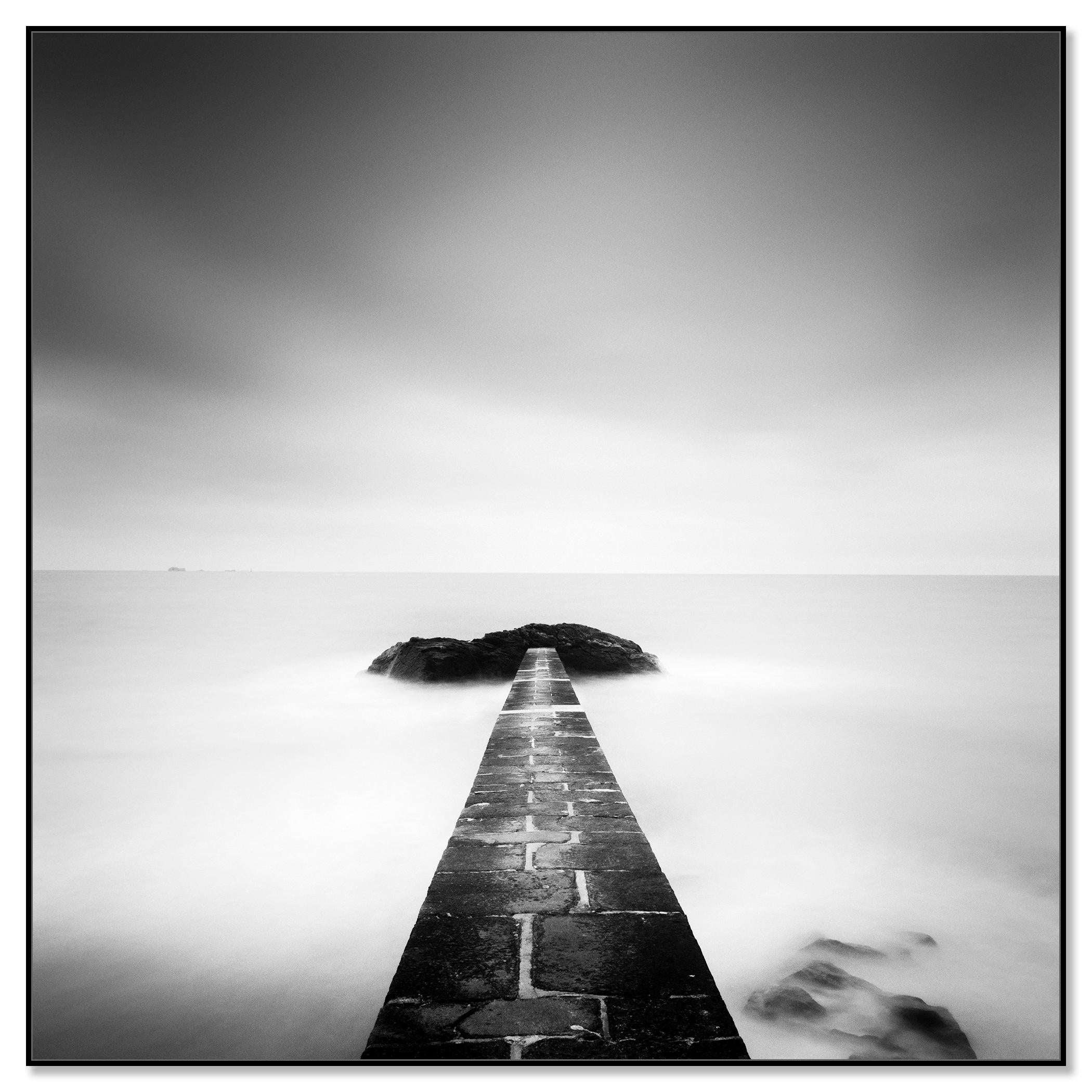 Black End, France, photographie minimaliste de paysage marin, tirage en édition limitée - Photograph de Gerald Berghammer