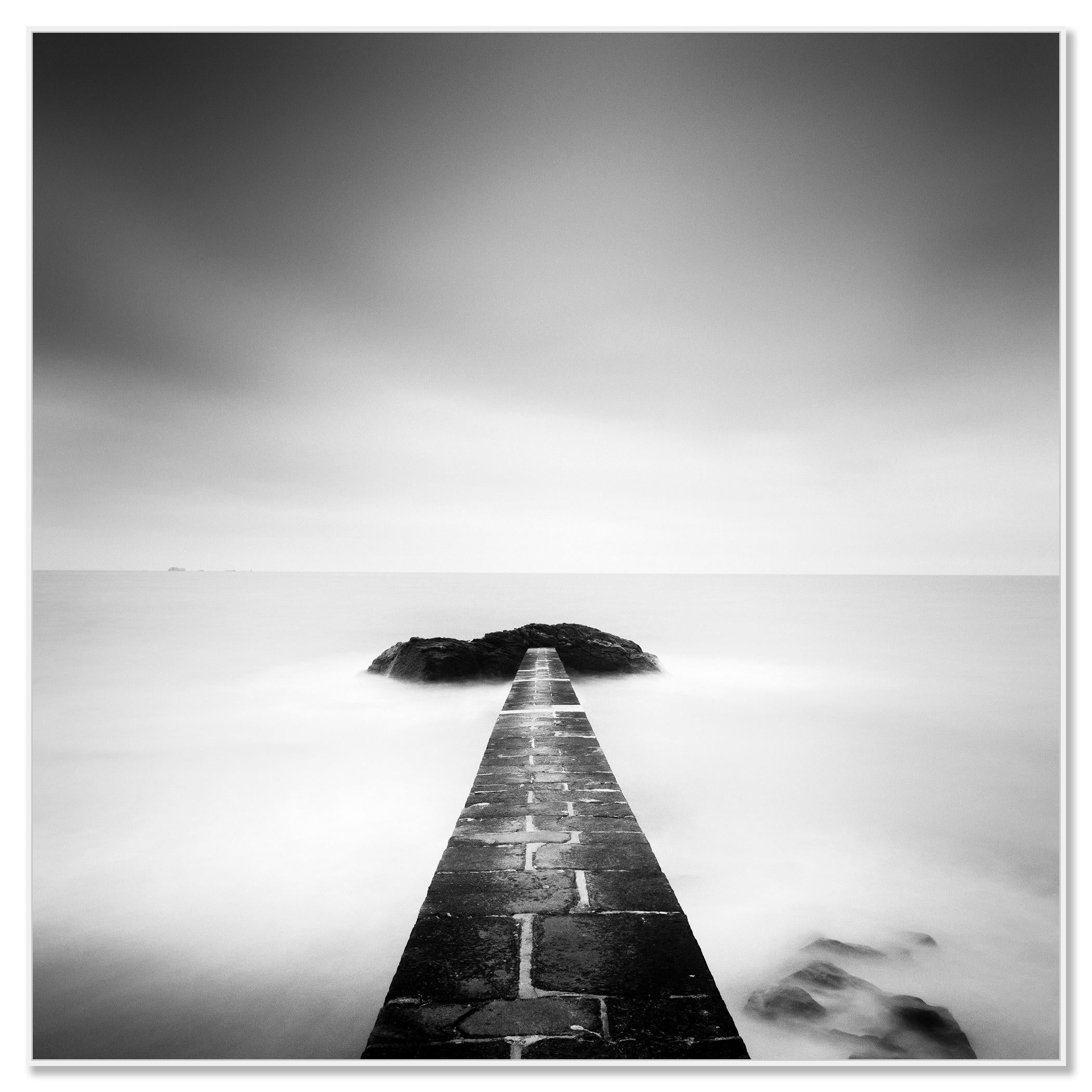 Black End, France, photographie minimaliste de paysage marin, tirage en édition limitée - Contemporain Photograph par Gerald Berghammer