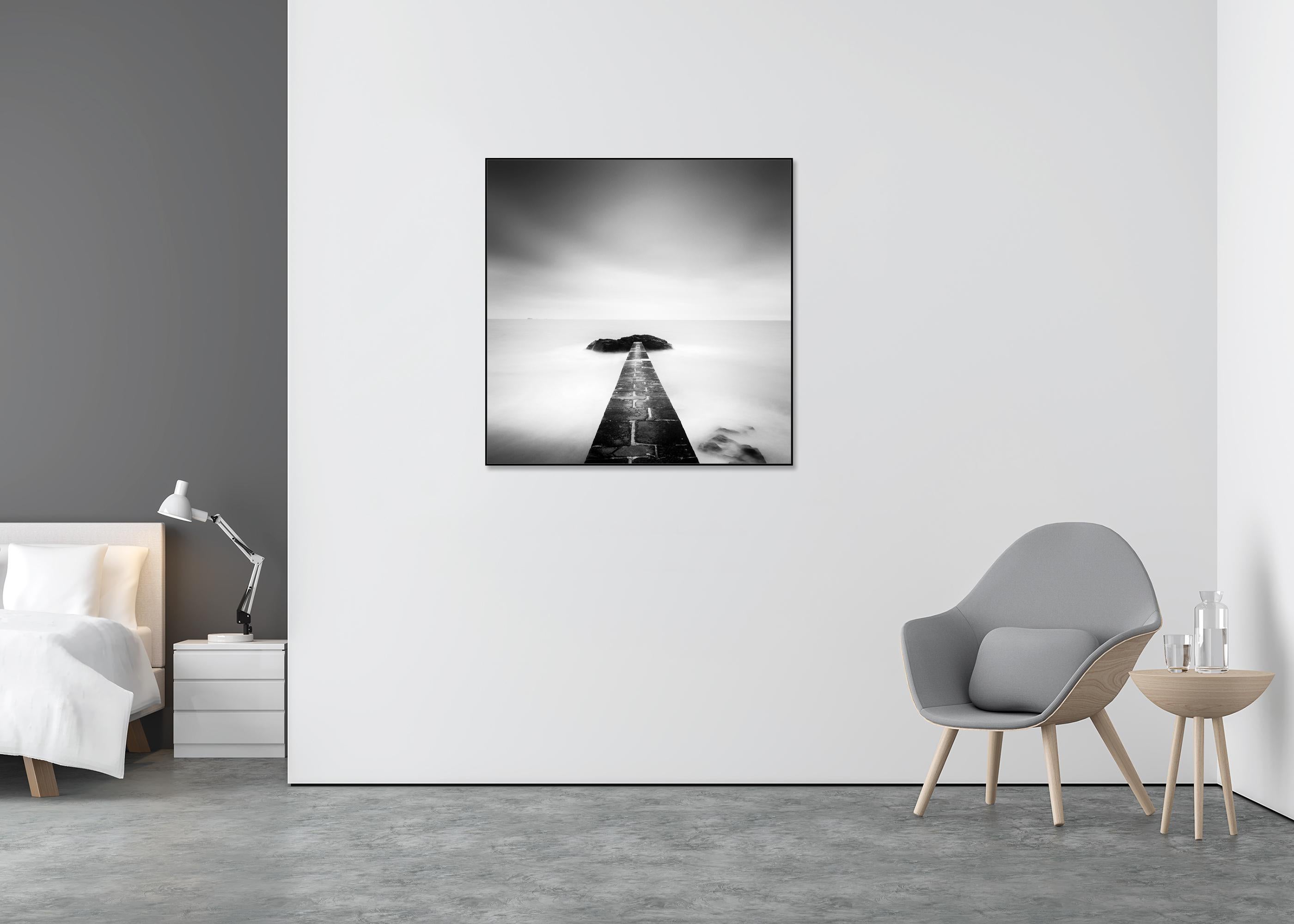 Black End, France, photographie minimaliste de paysage marin, tirage en édition limitée - Gris Landscape Photograph par Gerald Berghammer