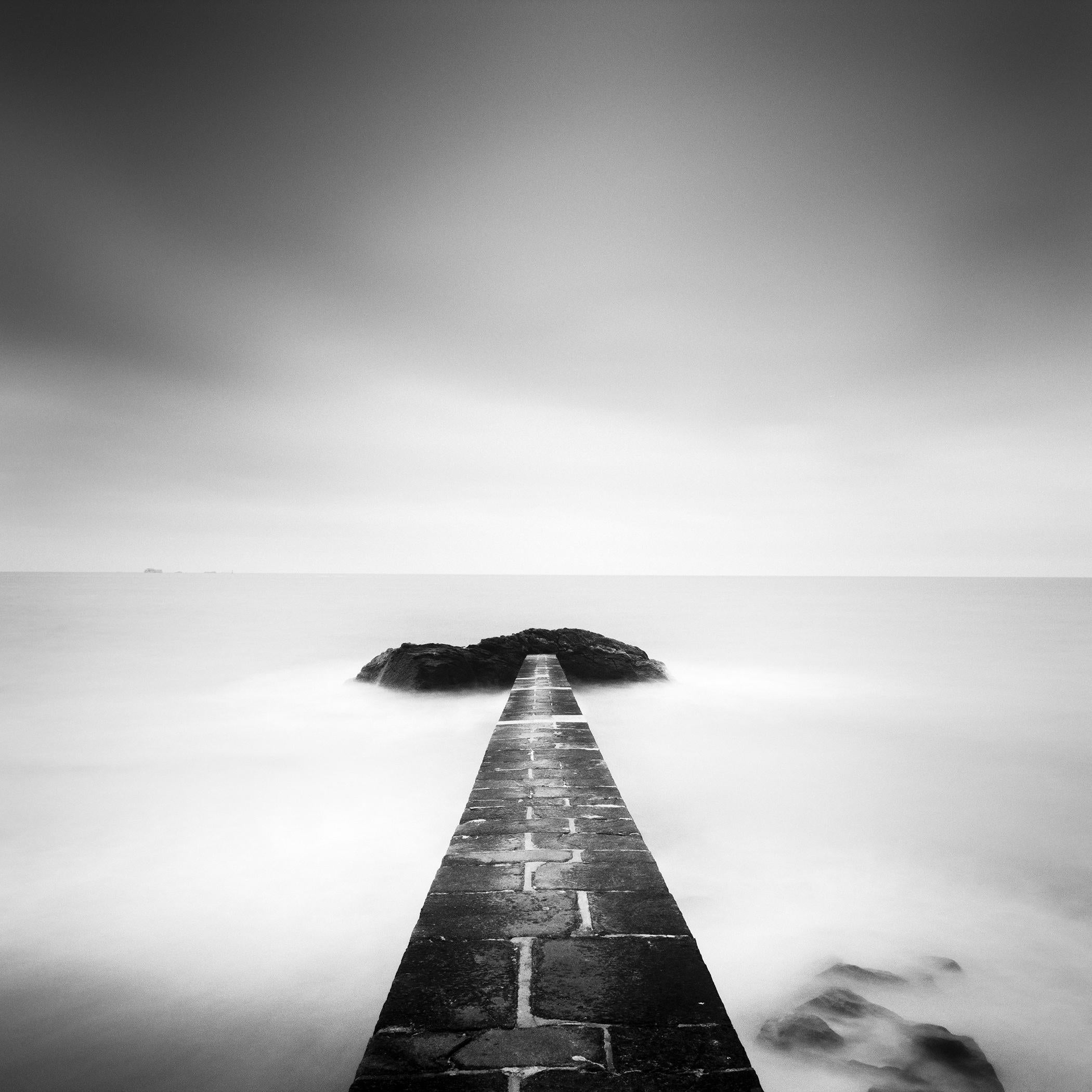 Landscape Photograph Gerald Berghammer - Black End, France, photographie minimaliste de paysage marin, tirage en édition limitée