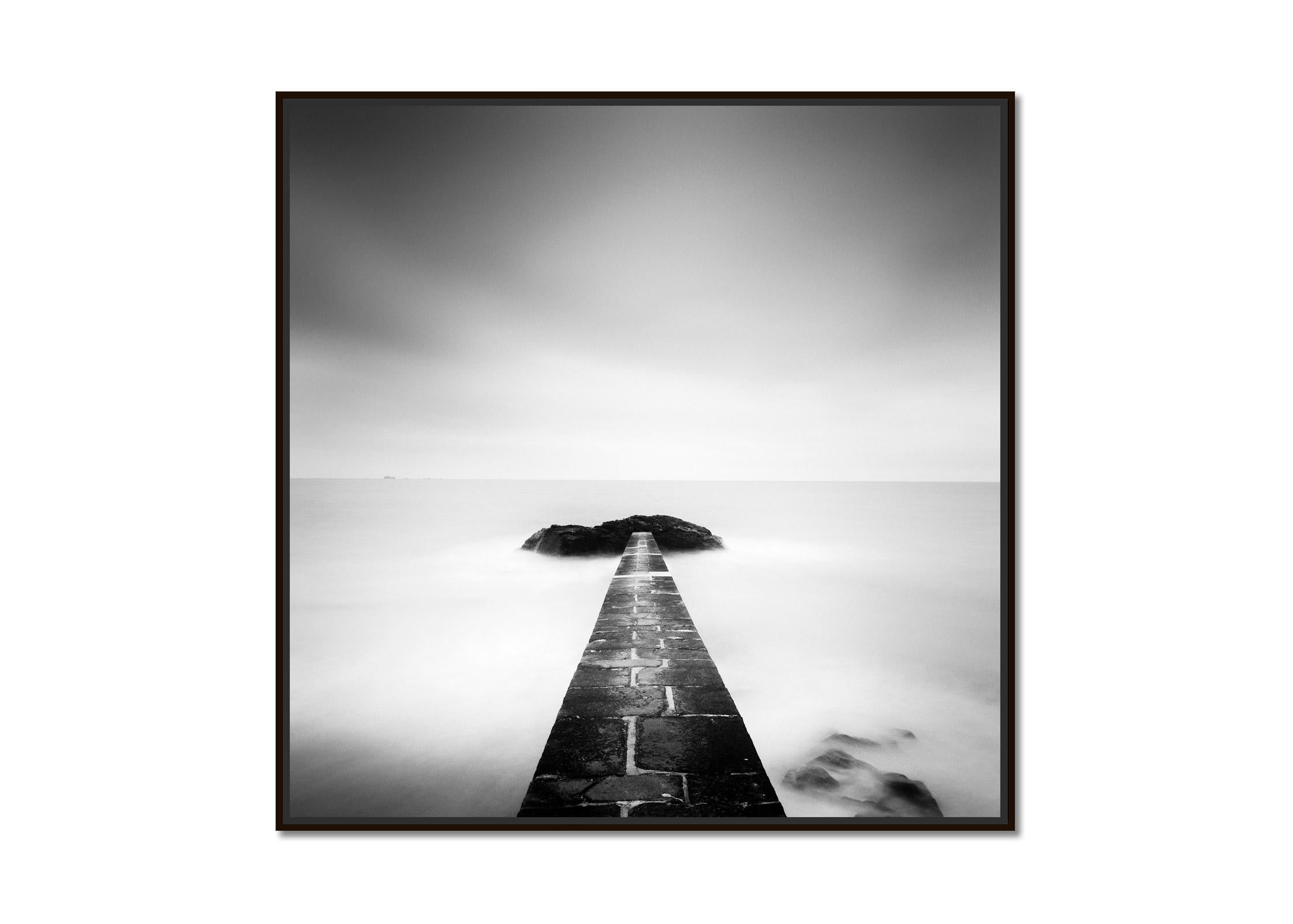 Black End, Pier, Ozean, Normandie, Frankreich, Schwarzer und weißer Aquarell-Kunstdruck – Photograph von Gerald Berghammer