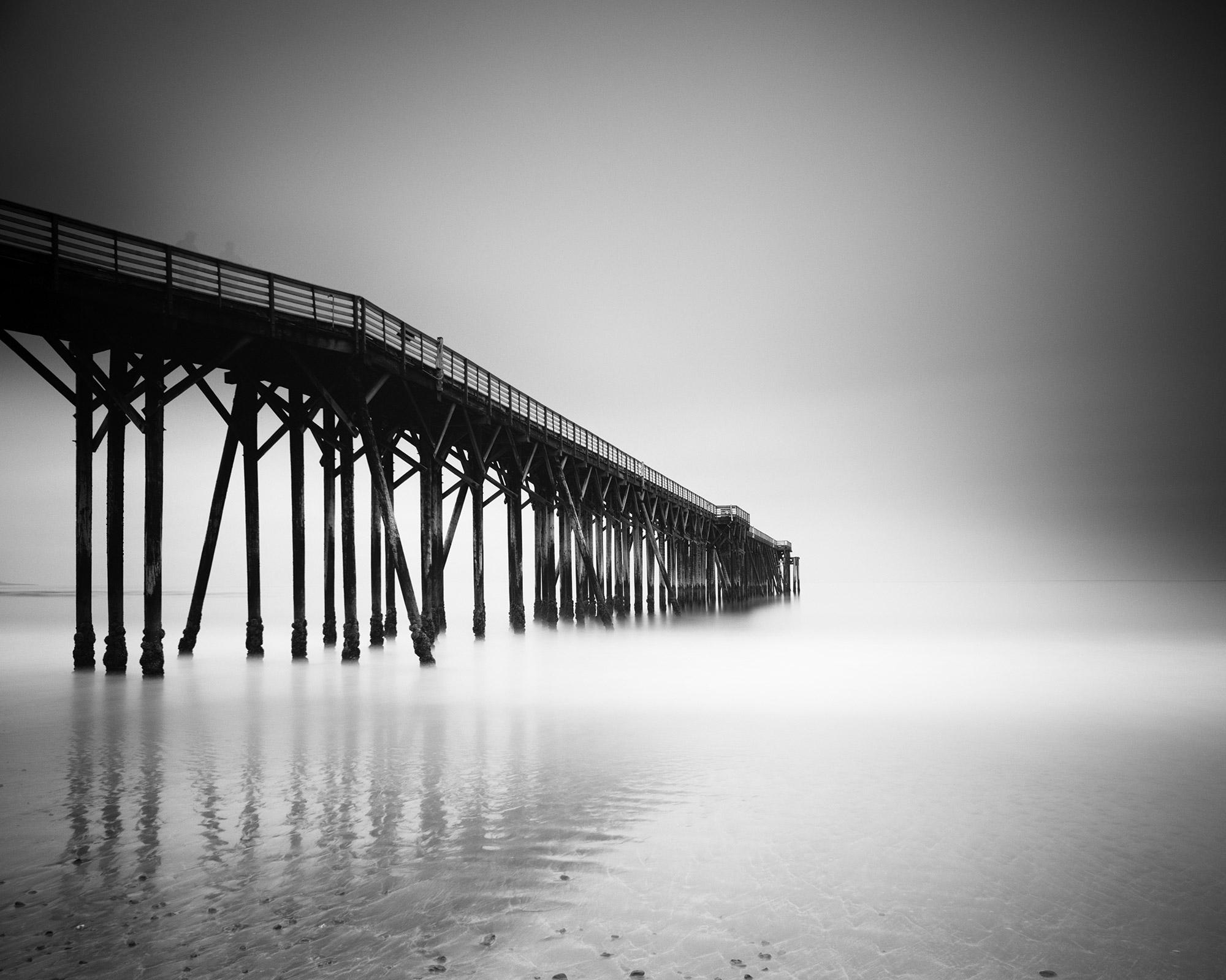 Jetée noire, plage, Californie, États-Unis, photographie noir et blanc à longue exposition