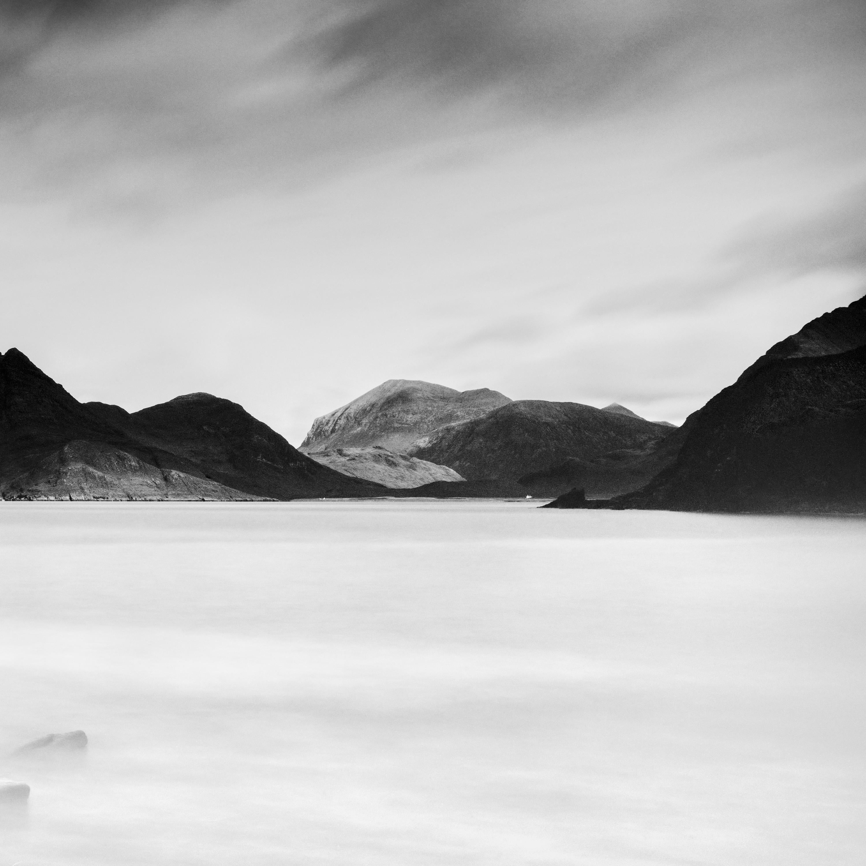 Schwarze Berge, Langzeitbelichtung, Schwarz-Weiß-Fotografie, limitierte Auflage im Angebot 5