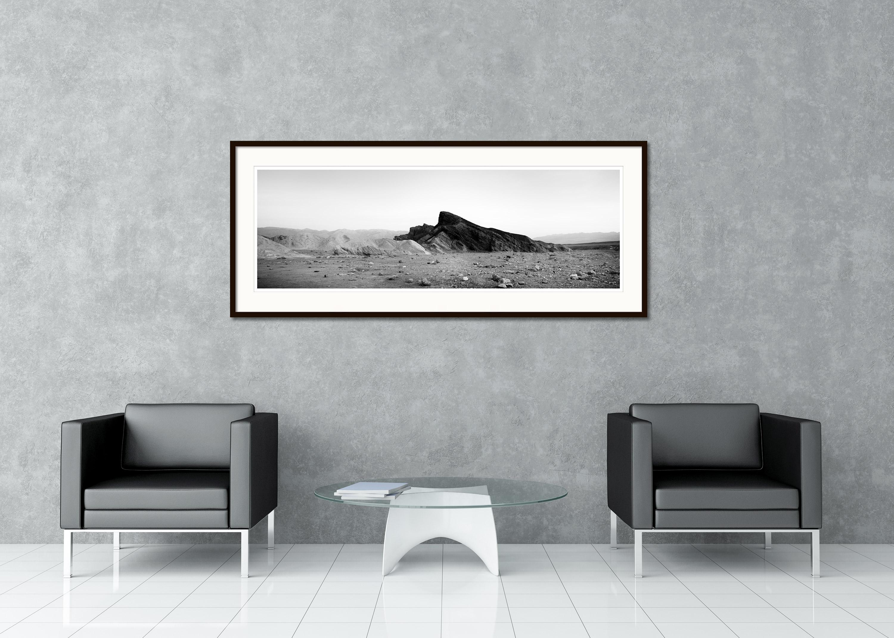 Schwarze und weiße Fine Art Landschaftsfotografie. Felsformation in der Wüste von Death Valley, Kalifornien, USA. Pigmenttintendruck, Auflage 9, signiert, betitelt, datiert und nummeriert vom Künstler. Mit Echtheitszertifikat. Bedruckt mit einem 4