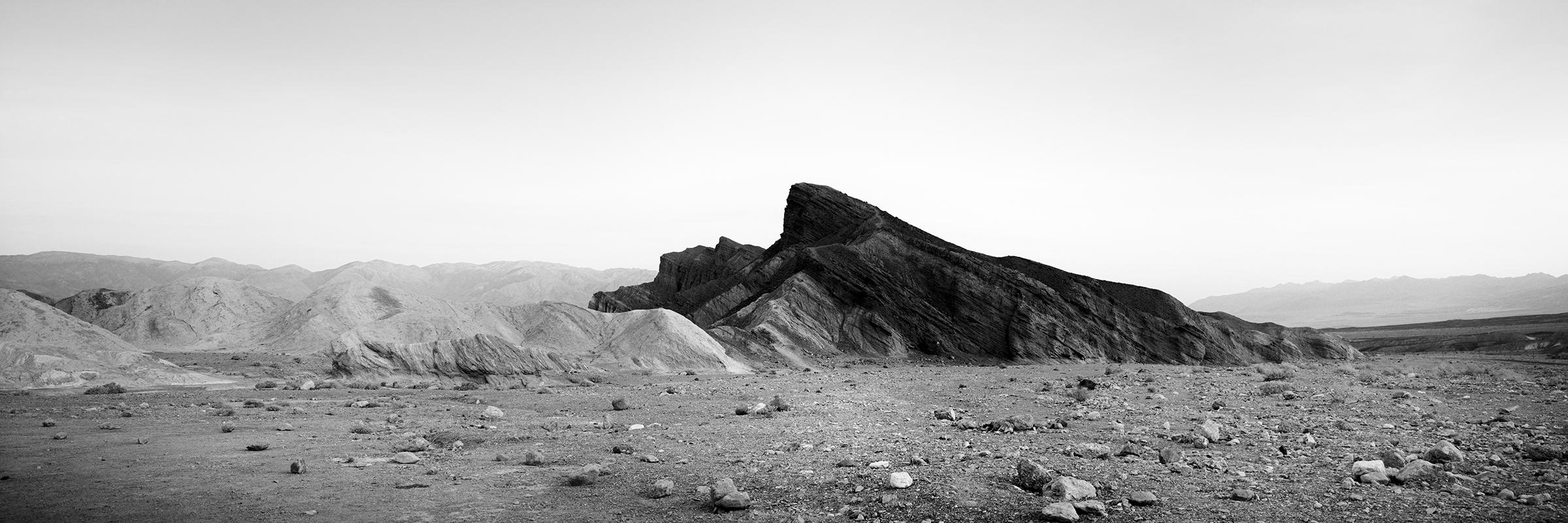 Gerald Berghammer Landscape Photograph – Black Rock, Berge, Death Valley, USA, schwarz-weiße Landschaftsfotografie