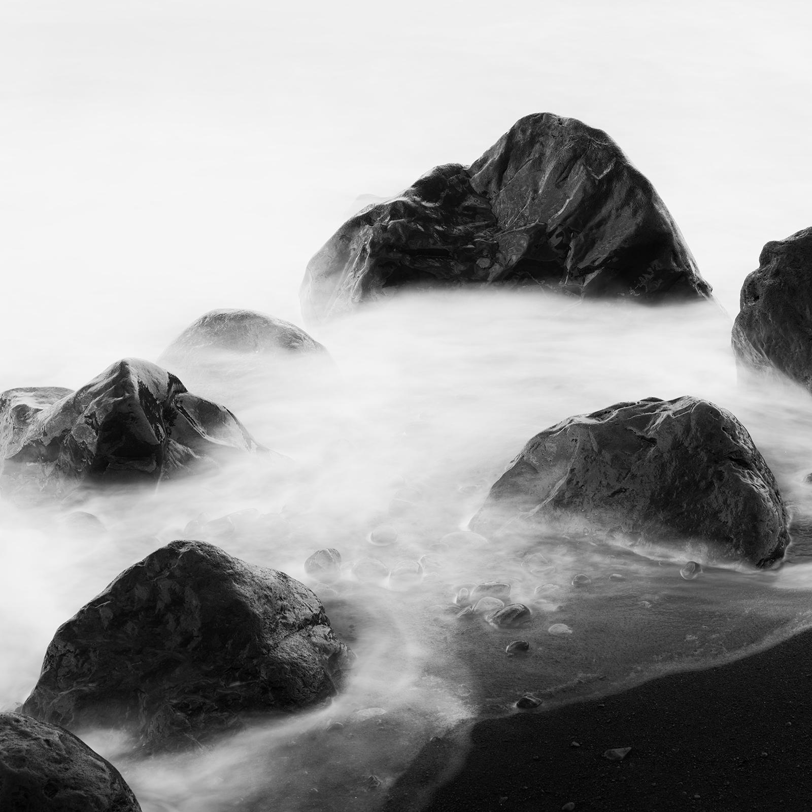 Black Rocks and a few Stones, photographie d'art en noir et blanc, paysage en vente 4