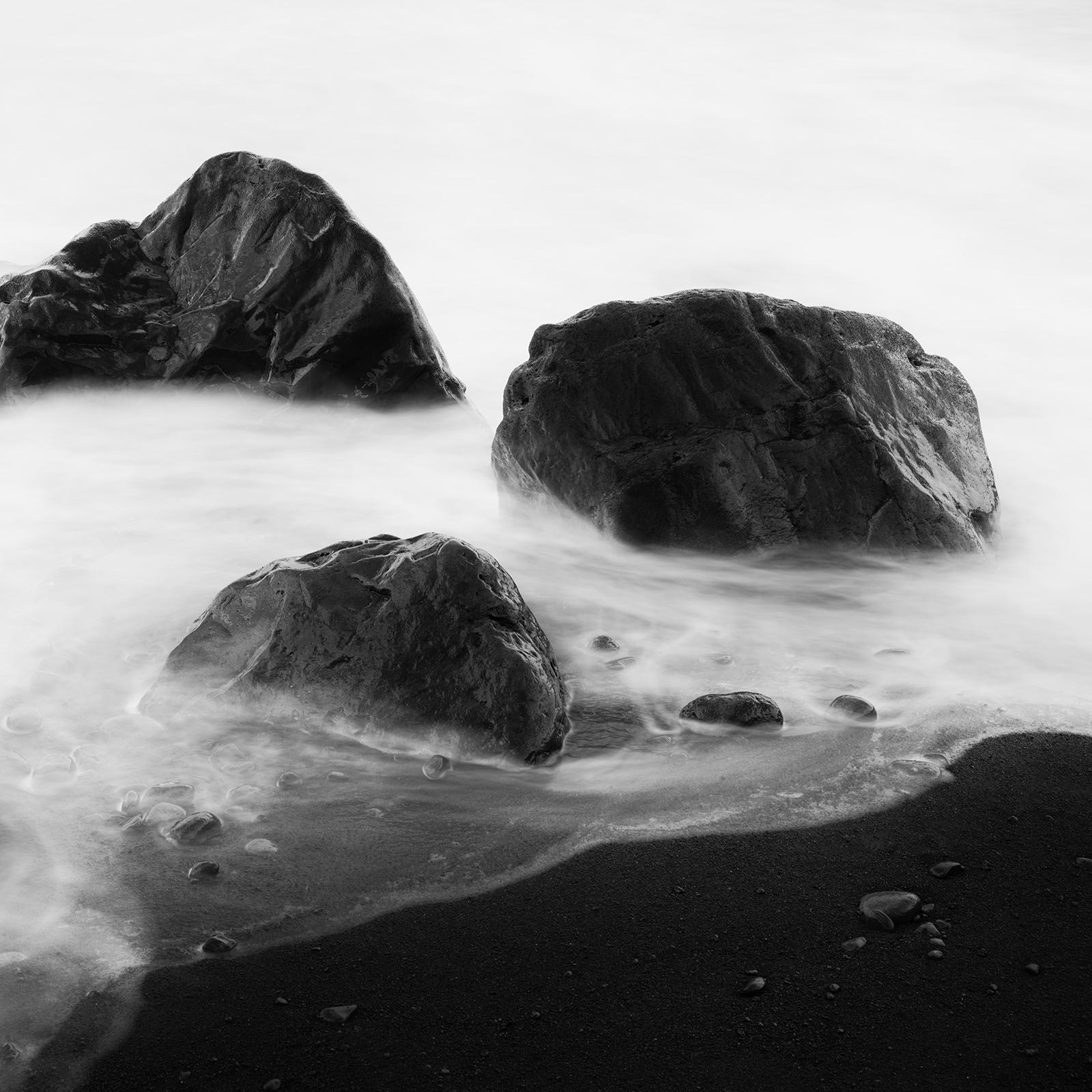 Black Rocks and a few Stones, photographie d'art en noir et blanc, paysage en vente 5