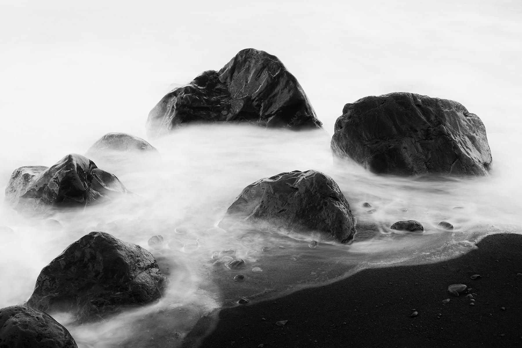 Black and White Photograph Gerald Berghammer - Black Rocks and a few Stones, photographie d'art en noir et blanc, paysage
