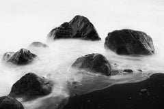 Schwarze Felsen und ein paar Steine, Schwarz-Weiß-Fotografie der bildenden Kunst, Landschaft