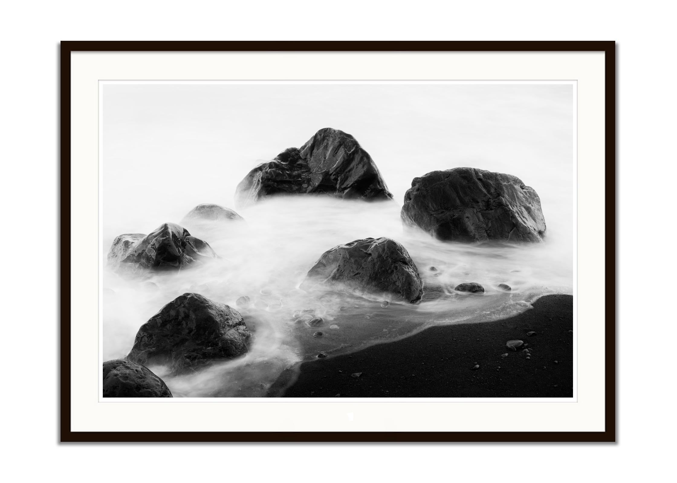 Black Rocks and a few Stones Espagne photographie de paysage d'art en noir et blanc - Gris Landscape Photograph par Gerald Berghammer