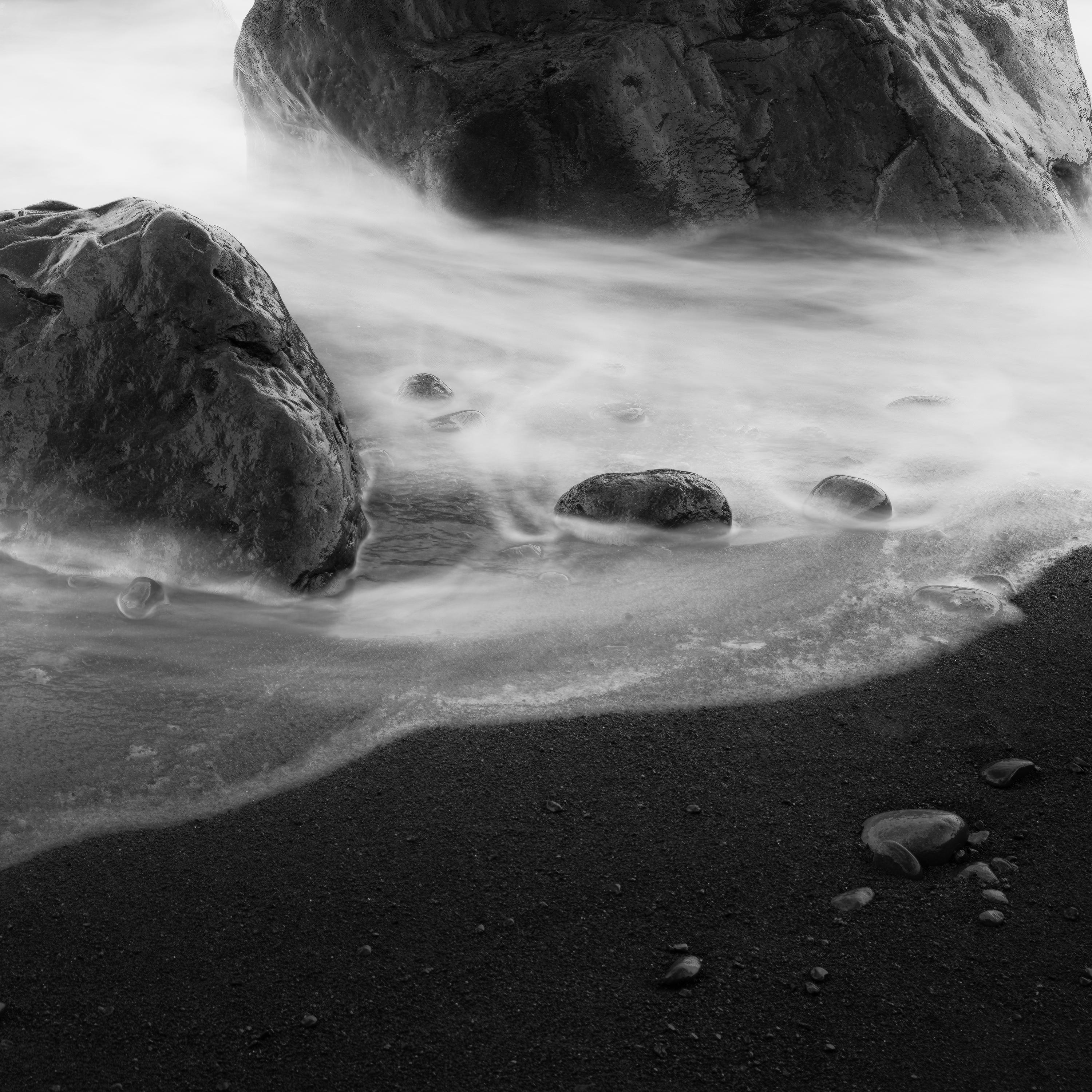 Black Rocks and a few Stones Espagne photographie de paysage d'art en noir et blanc en vente 4