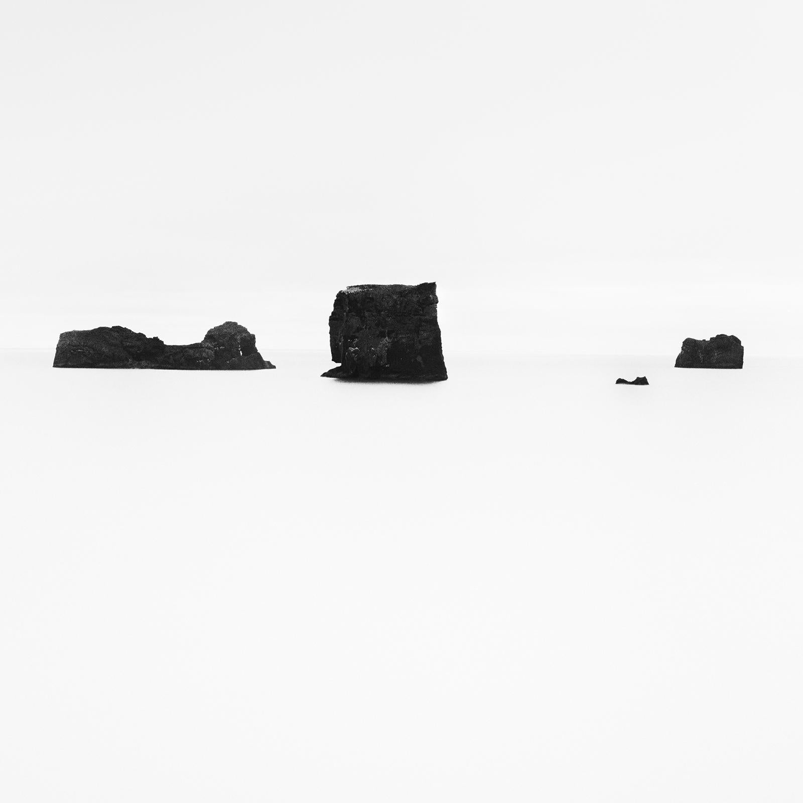Schwarze Felsen, Island, minimalistisch, Schwarz-Weiß, Kunstlandschaft, Fotografie im Angebot 2