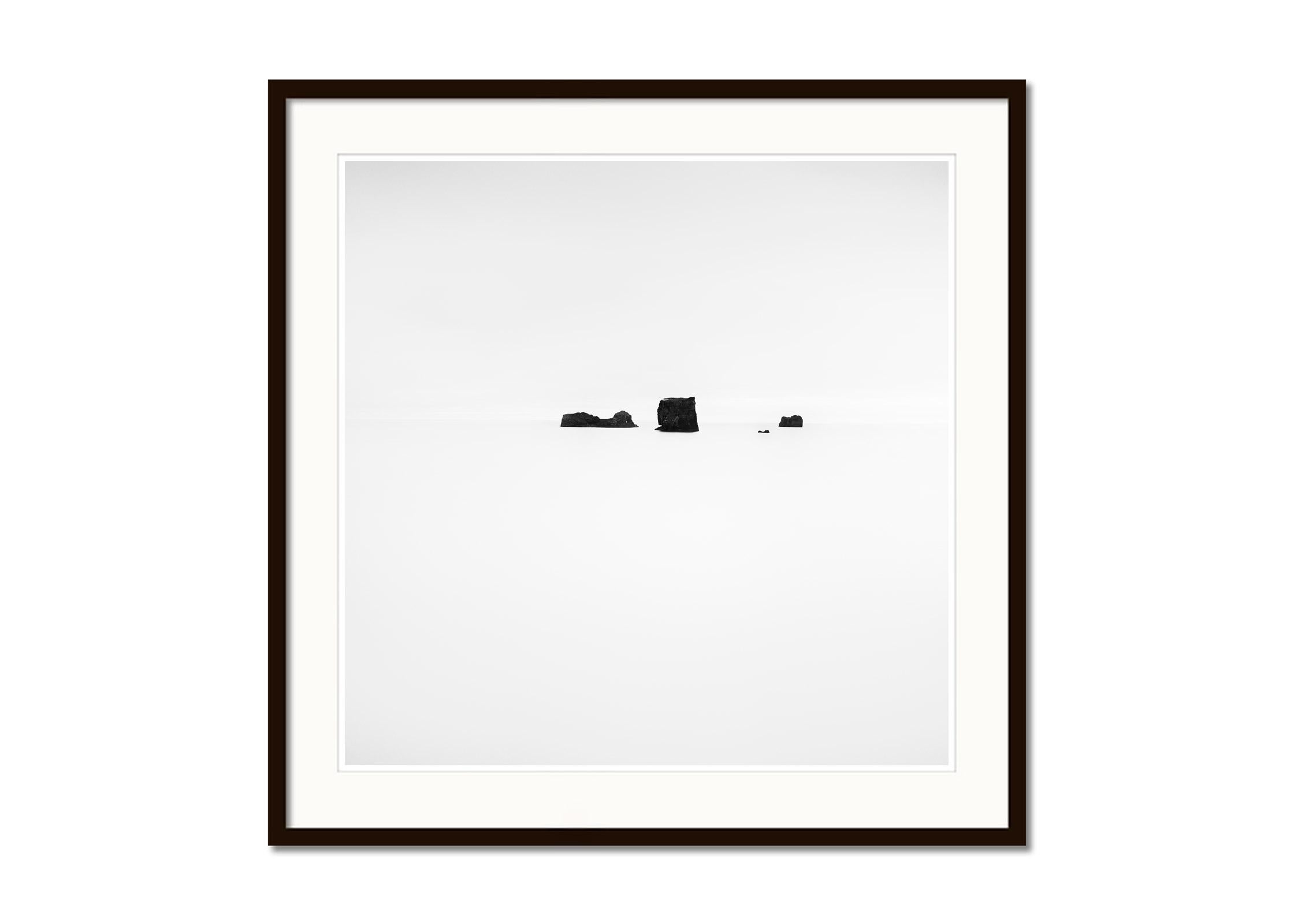 Roches noires, Islande, minimaliste, noir et blanc, art paysage, photographie	 - Gris Black and White Photograph par Gerald Berghammer