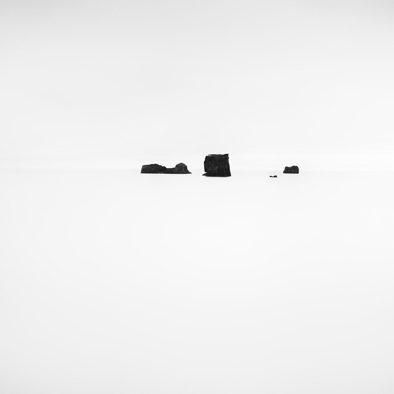 Black and White Photograph Gerald Berghammer - Roches noires, Islande, minimaliste, noir et blanc, art paysage, photographie	